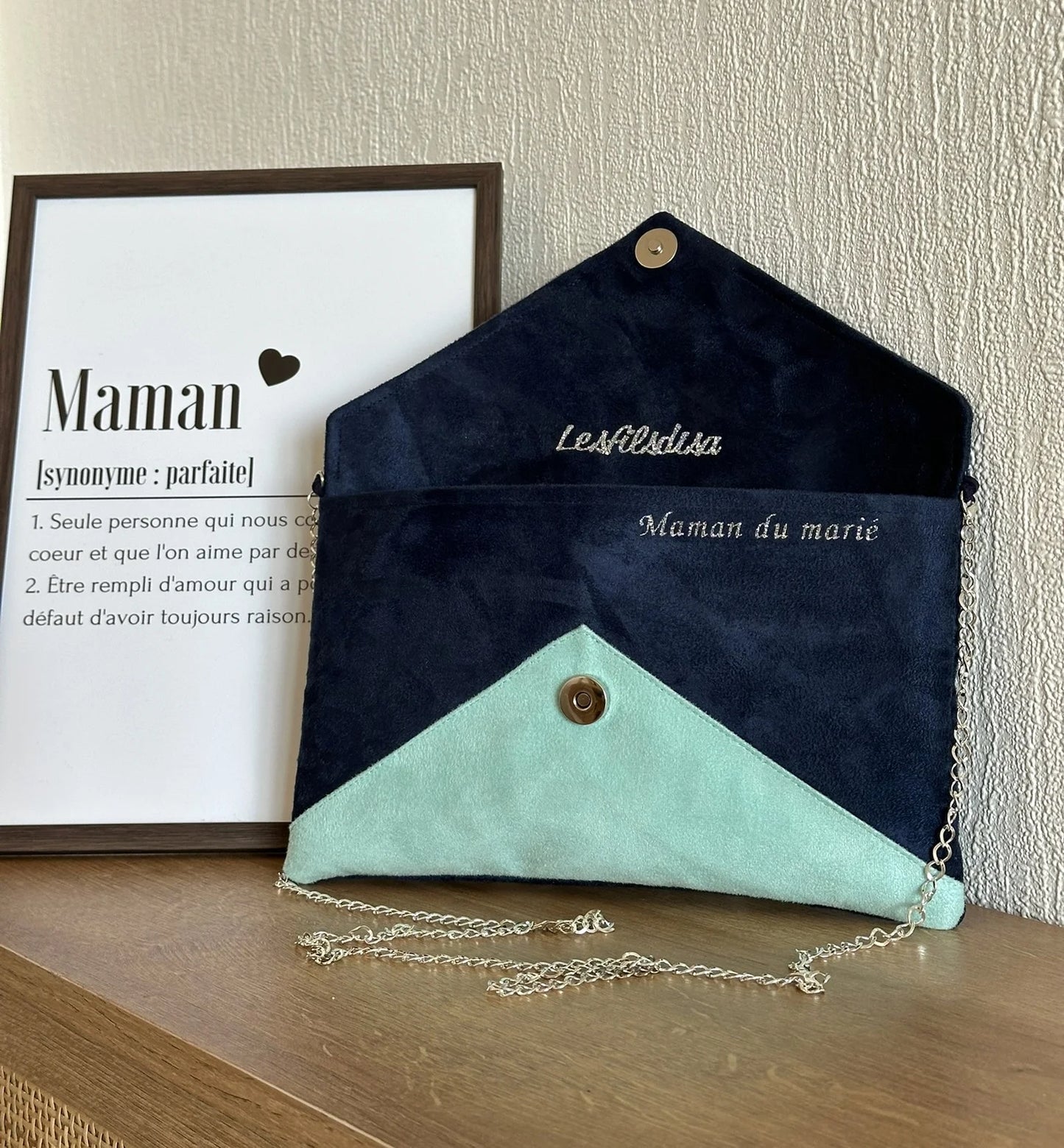 Exemple de personnalisation du sac pochette Isa bleu marine et vert menthe à paillettes argentées, avec chainette amovible.