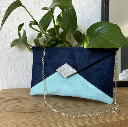 Le sac pochette Isa bleu marine et vert menthe à paillettes argentées, avec chainette amovible.