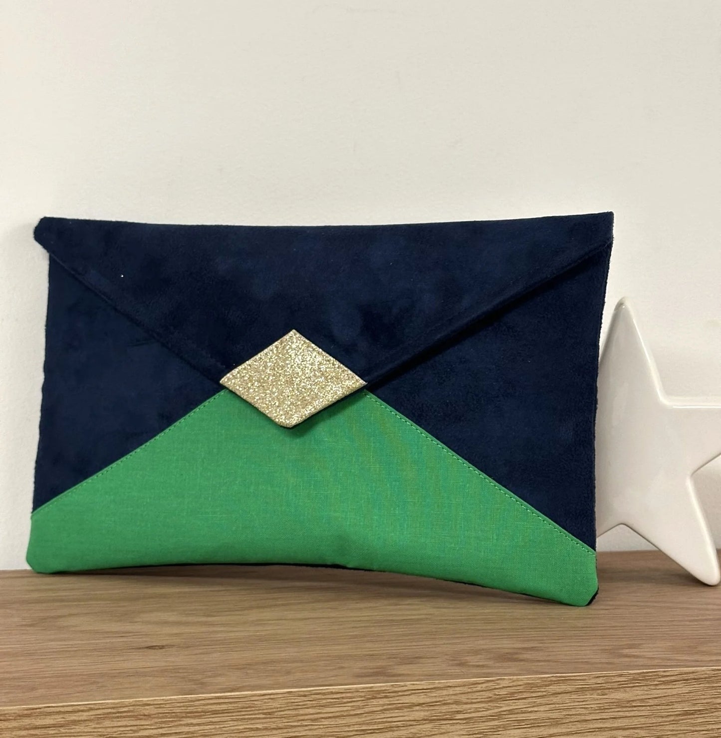 Le sac pochette Isa bleu marine et vert prairie à paillettes dorées, sans chainette.