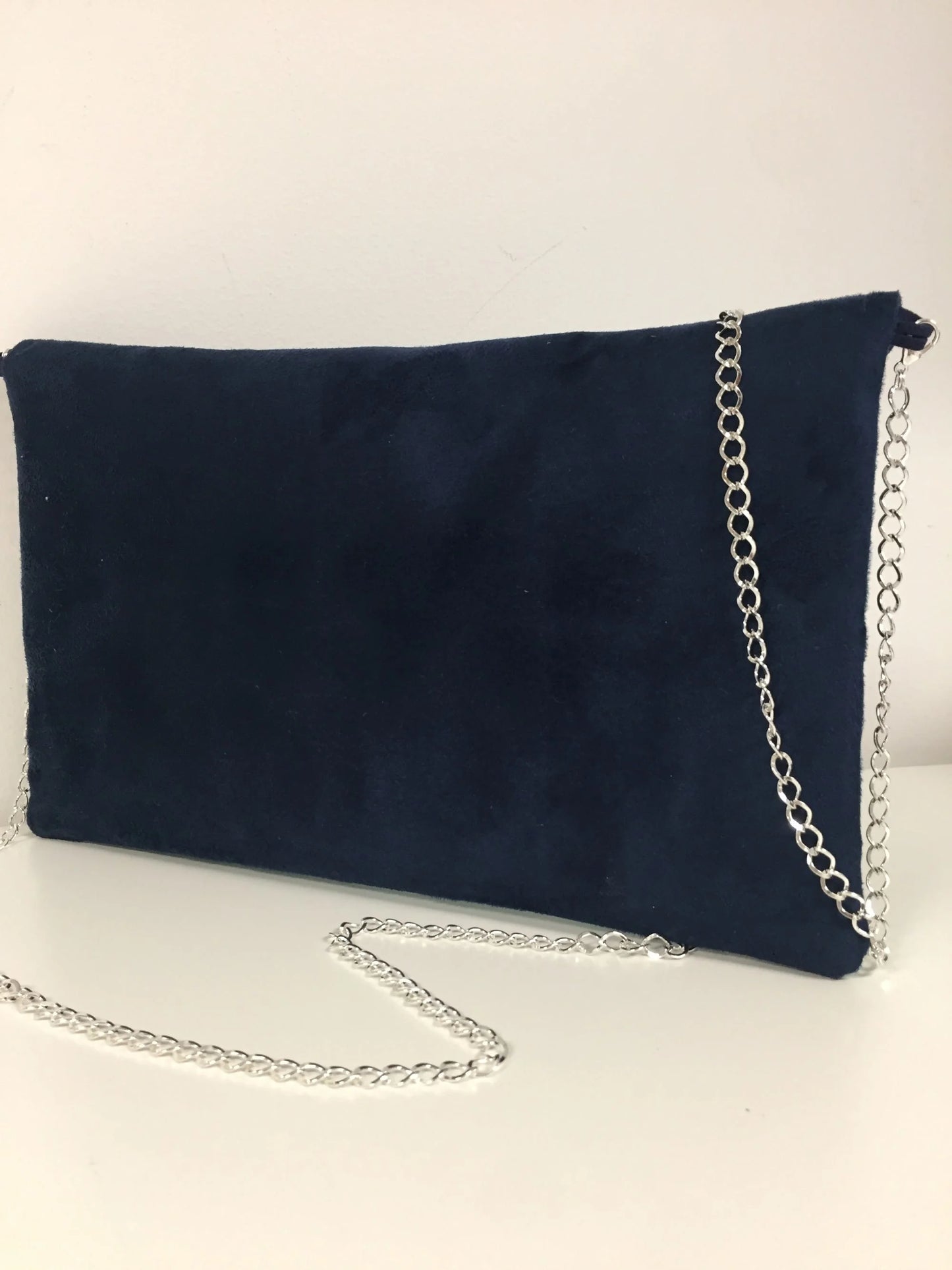 Le sac pochette Isa bleu marine et vert sapin à paillettes de dos