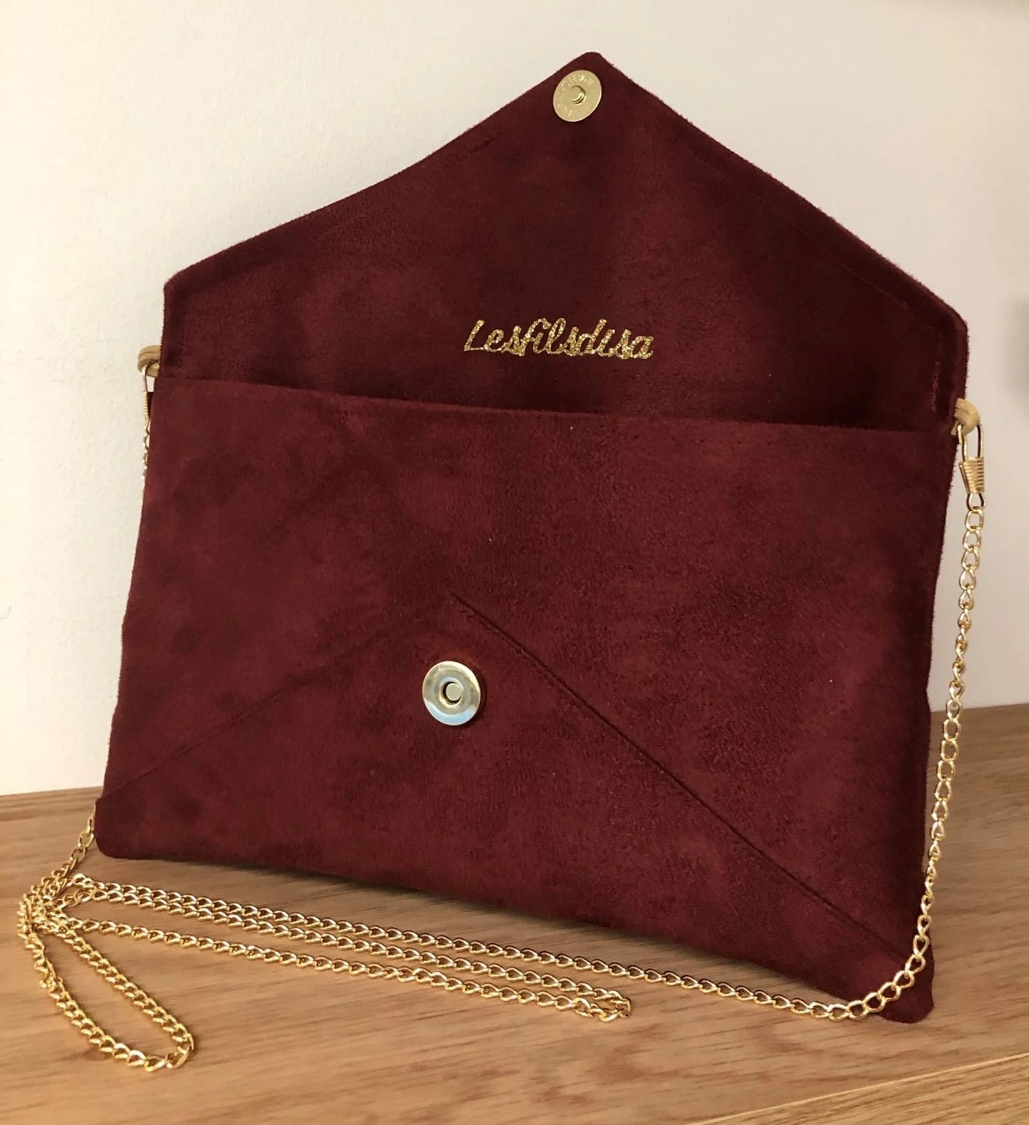 Le sac pochette Isa bordeaux et lin doré, ouvert.