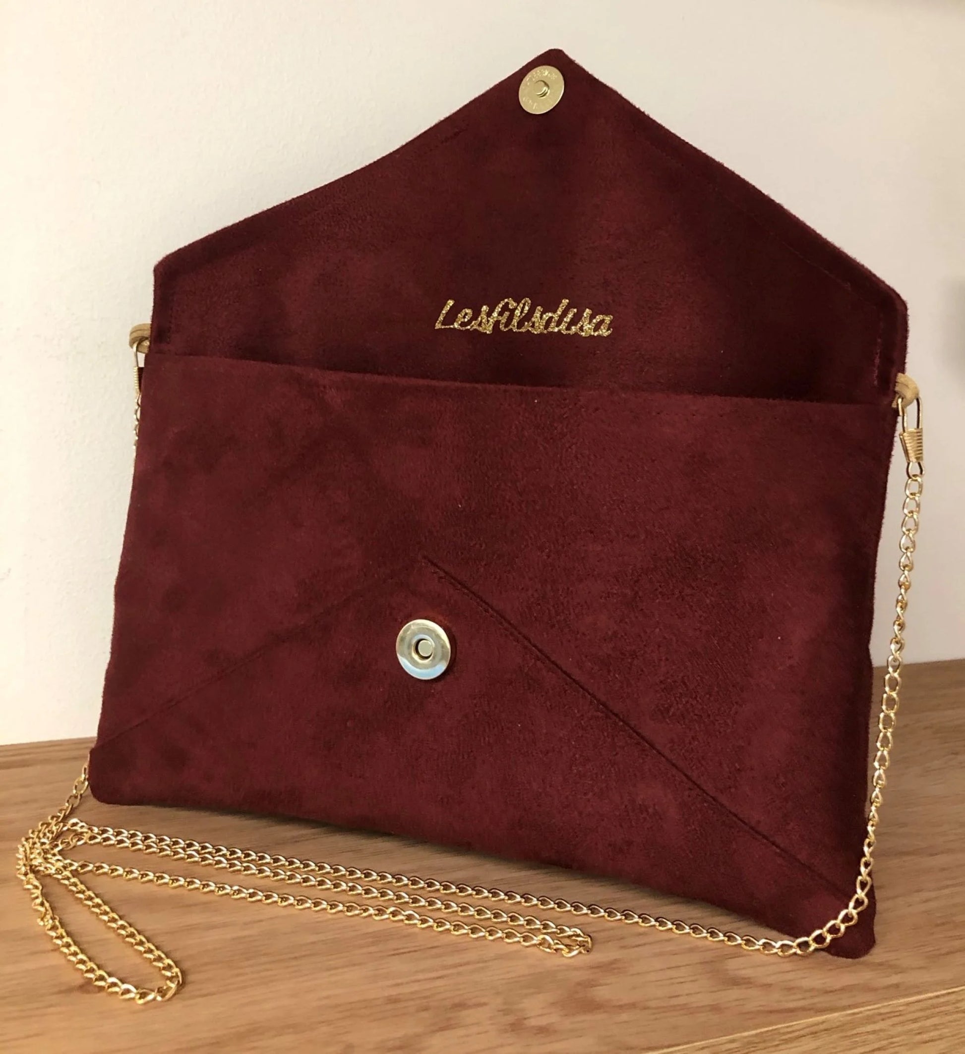 Le sac pochette Isa bordeaux et lin doré, ouvert.