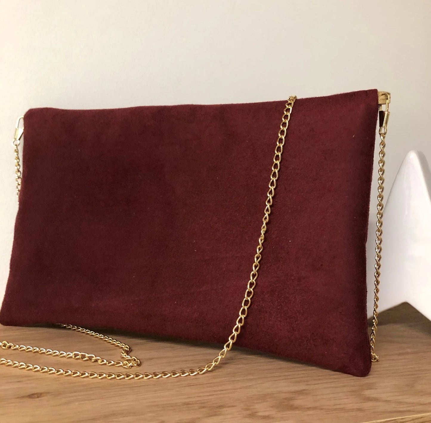 Le sac pochette Isa bordeaux et lin doré, vue de dos.