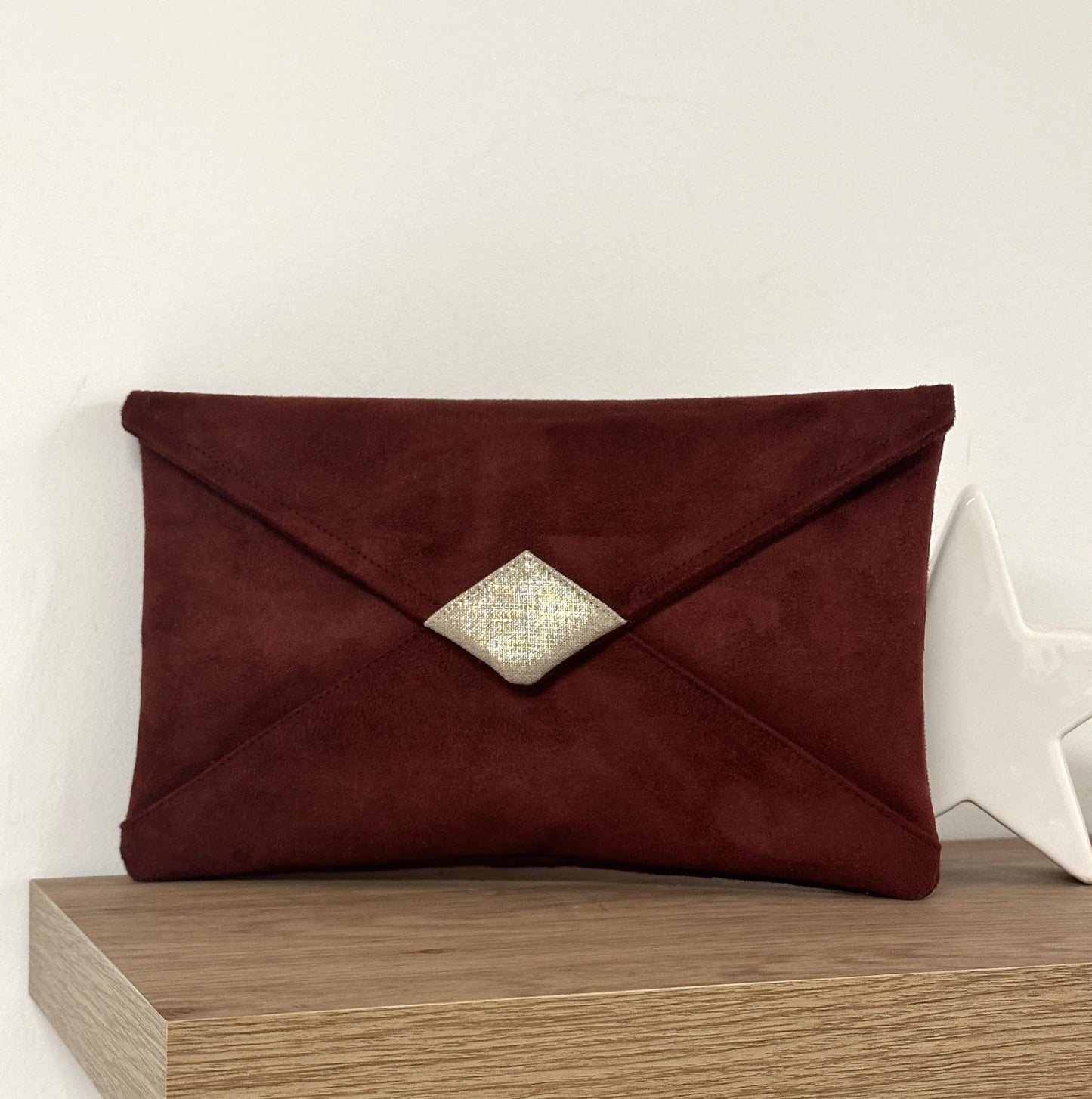 Le sac pochette Isa bordeaux et lin doré, sans chainette.