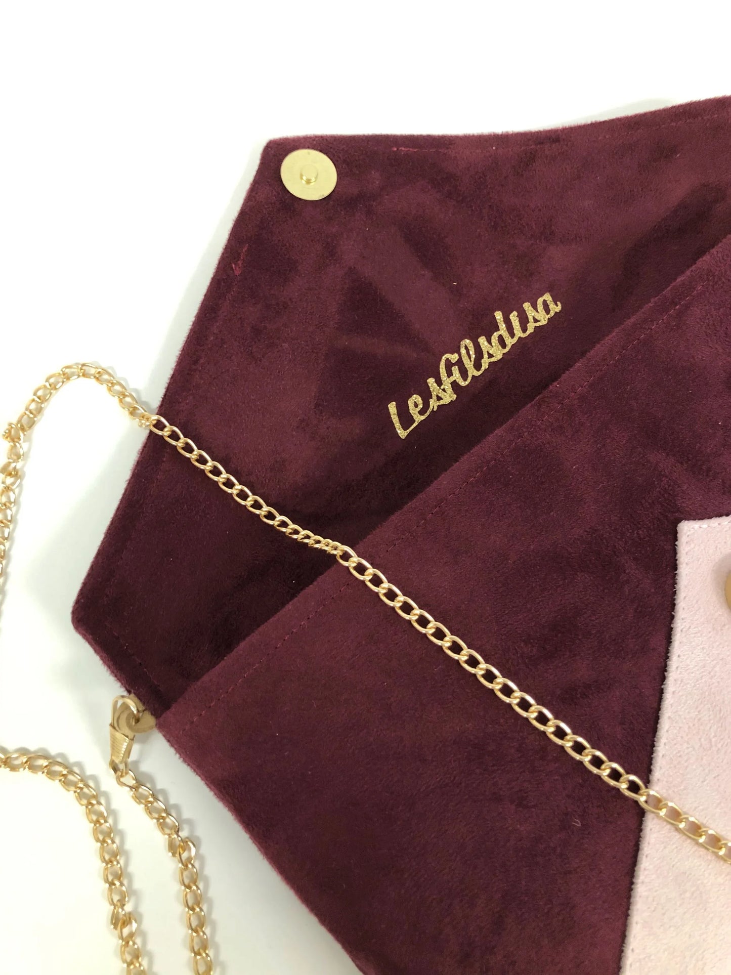 L'intérieur du sac pochette Isa bordeaux et rose pâle à paillettes dorées