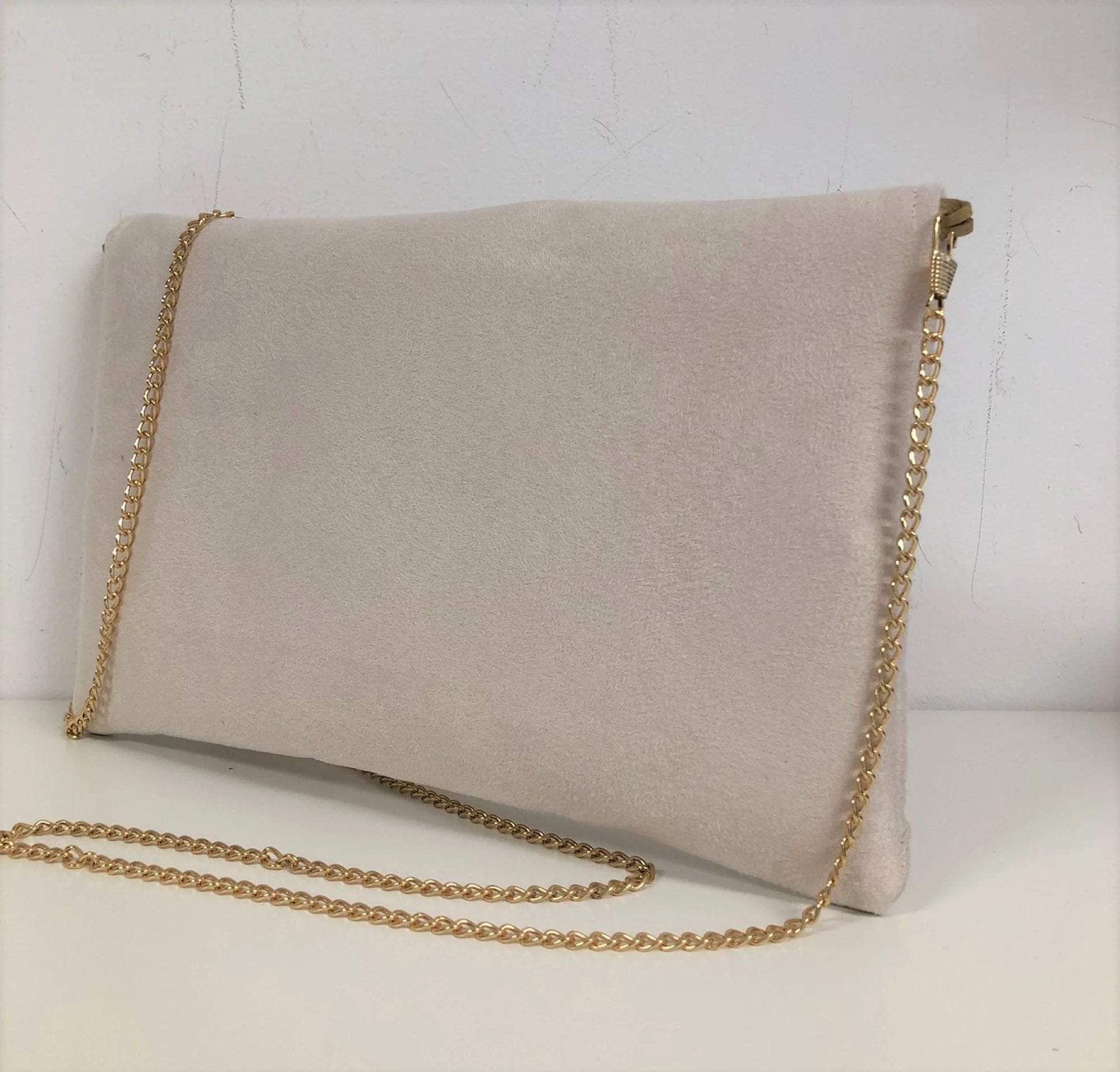 Le sac pochette Isa écru et lin doré avec chainette dorée amovible, vue de dos.