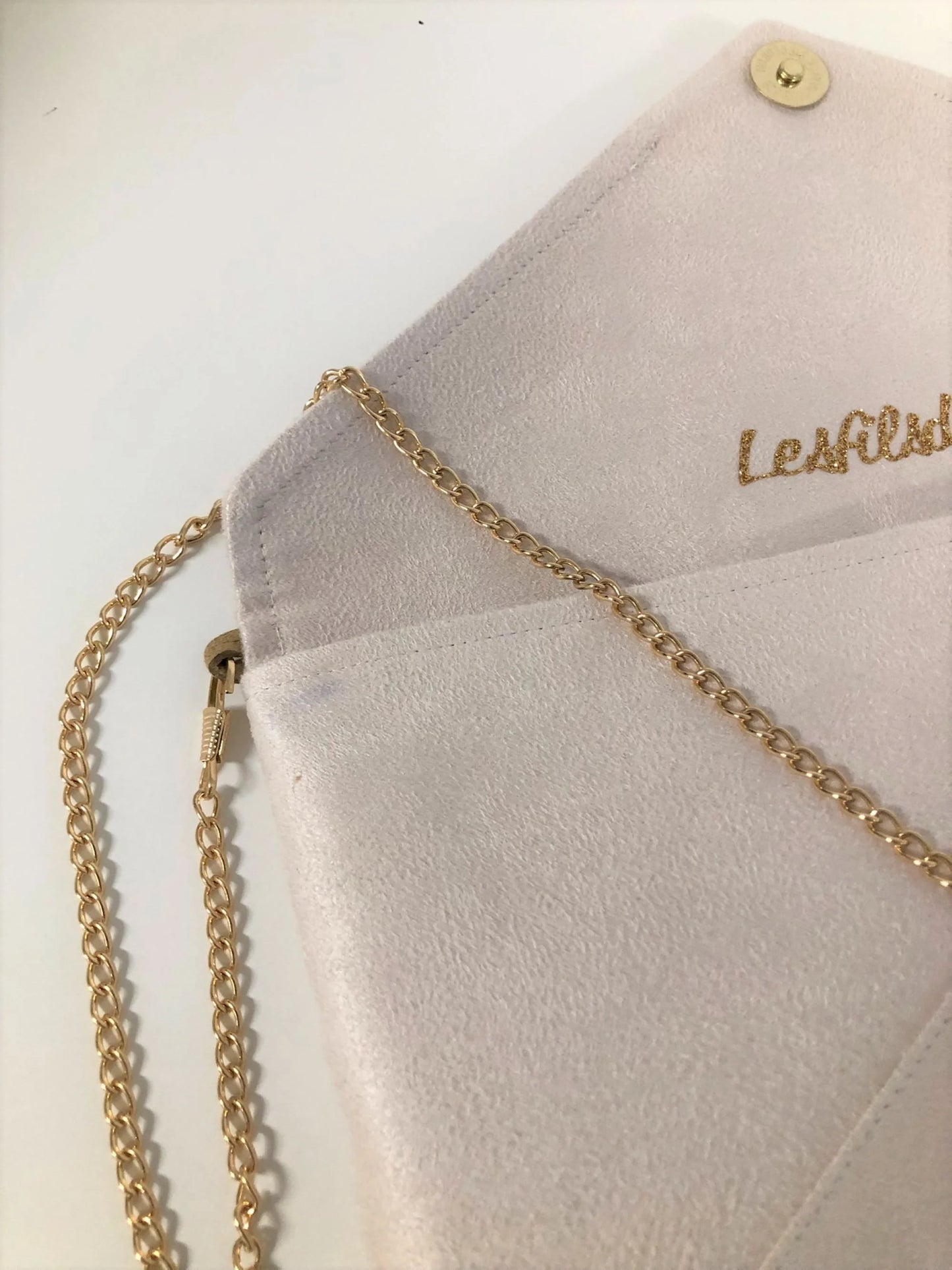 Le sac pochette Isa écru et lin doré avec chainette dorée amovible, ouvert.