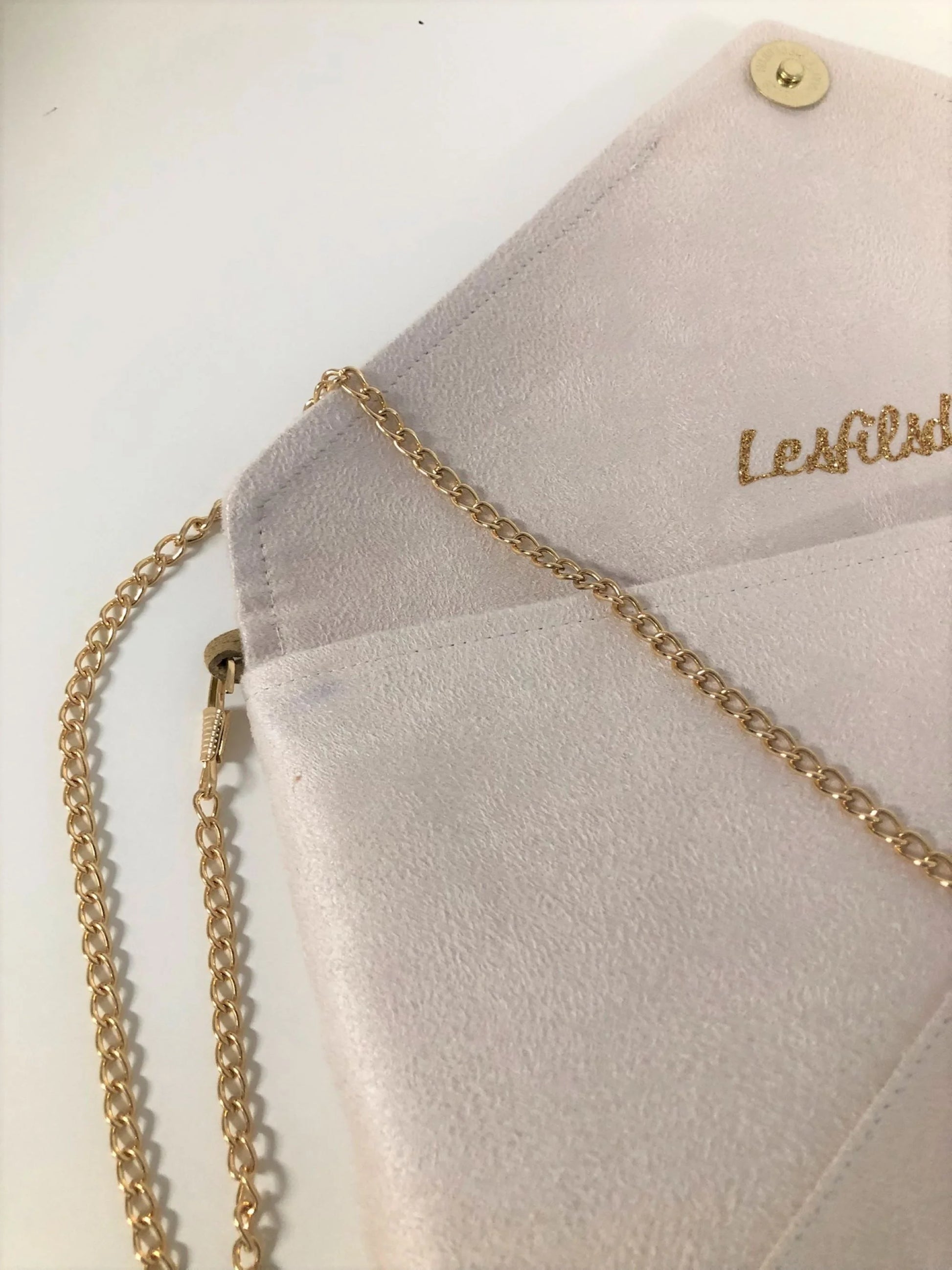 Le sac pochette Isa écru et lin doré avec chainette dorée amovible, ouvert.