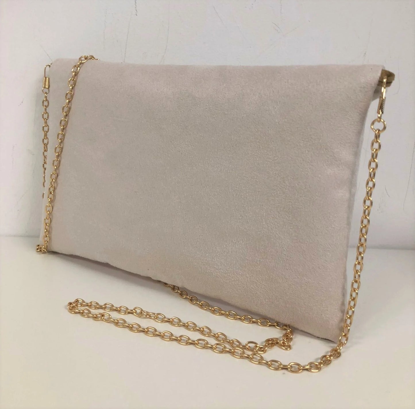 Le sac pochette Isa écru et rose poudré à paillettes dorées, face arrière.