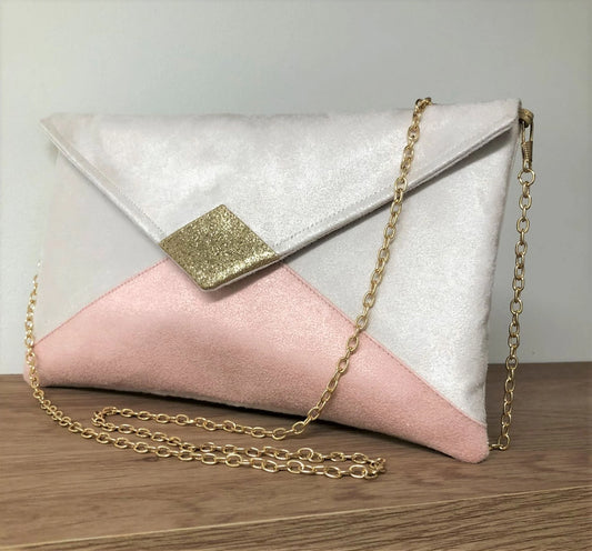 Le sac pochette Isa écru et rose poudré à paillettes dorées.