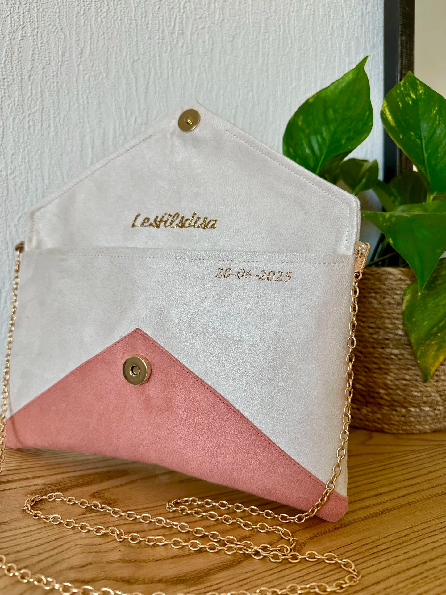 Exemple de personnalisation intérieure du sac pochette Isa écru et rose saumon à paillettes dorées.