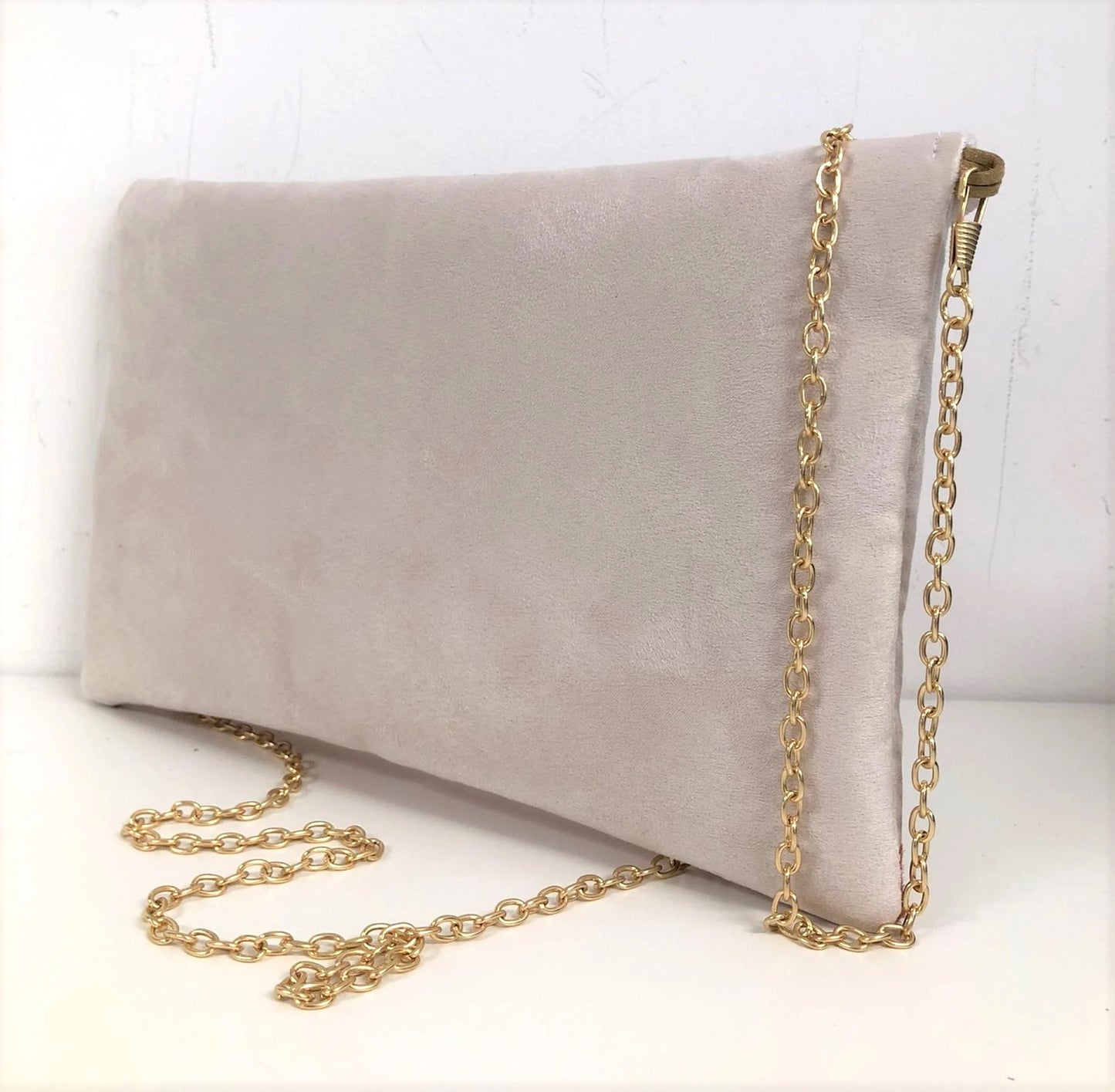 Vue de dos du sac pochette Isa écru et rose saumon à paillettes dorées, avec chainette amovible.