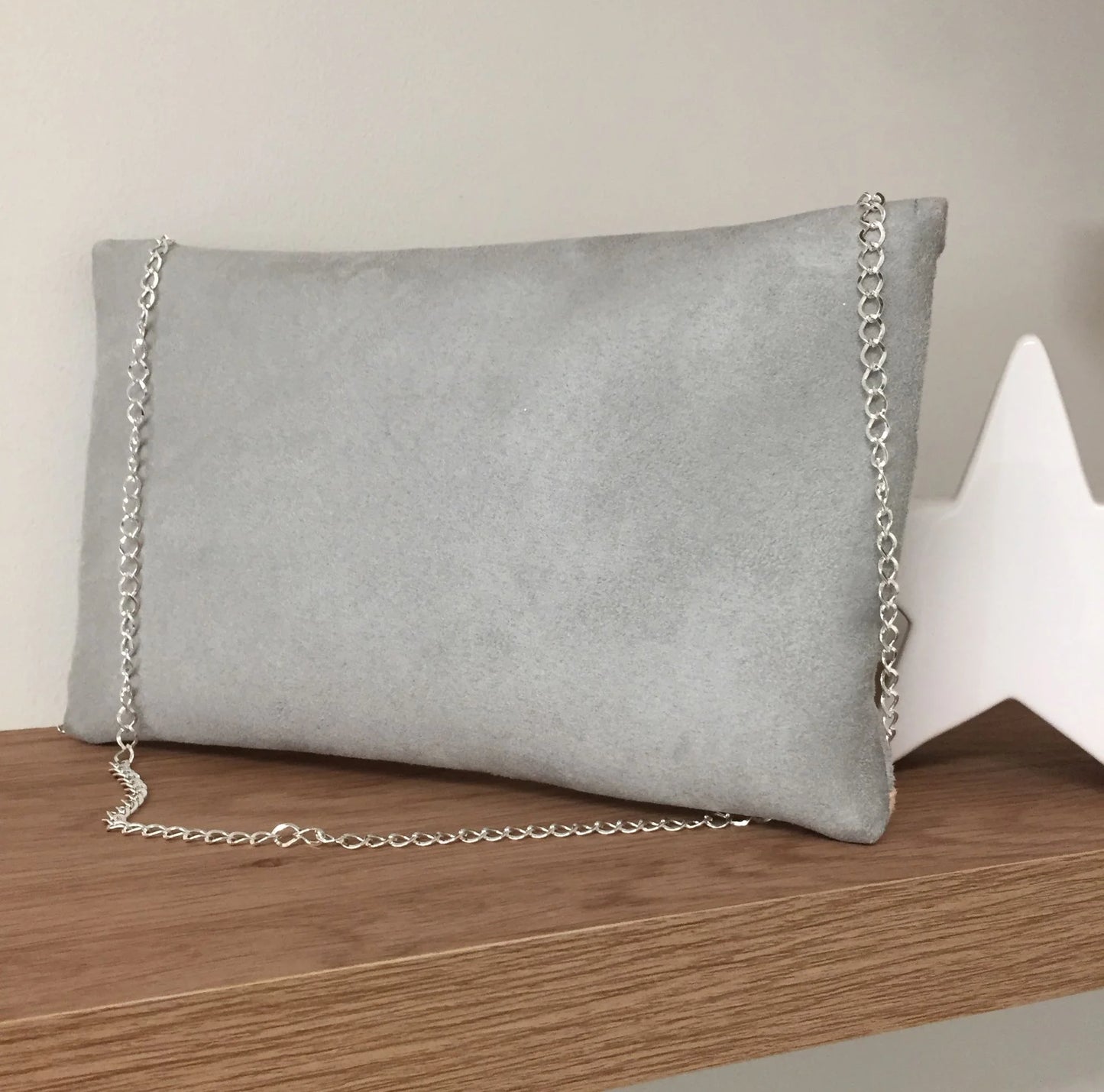 Face arrière du sac pochette Isa gris clair et rose poudré à paillettes argentées, avec sa chainette amovible.