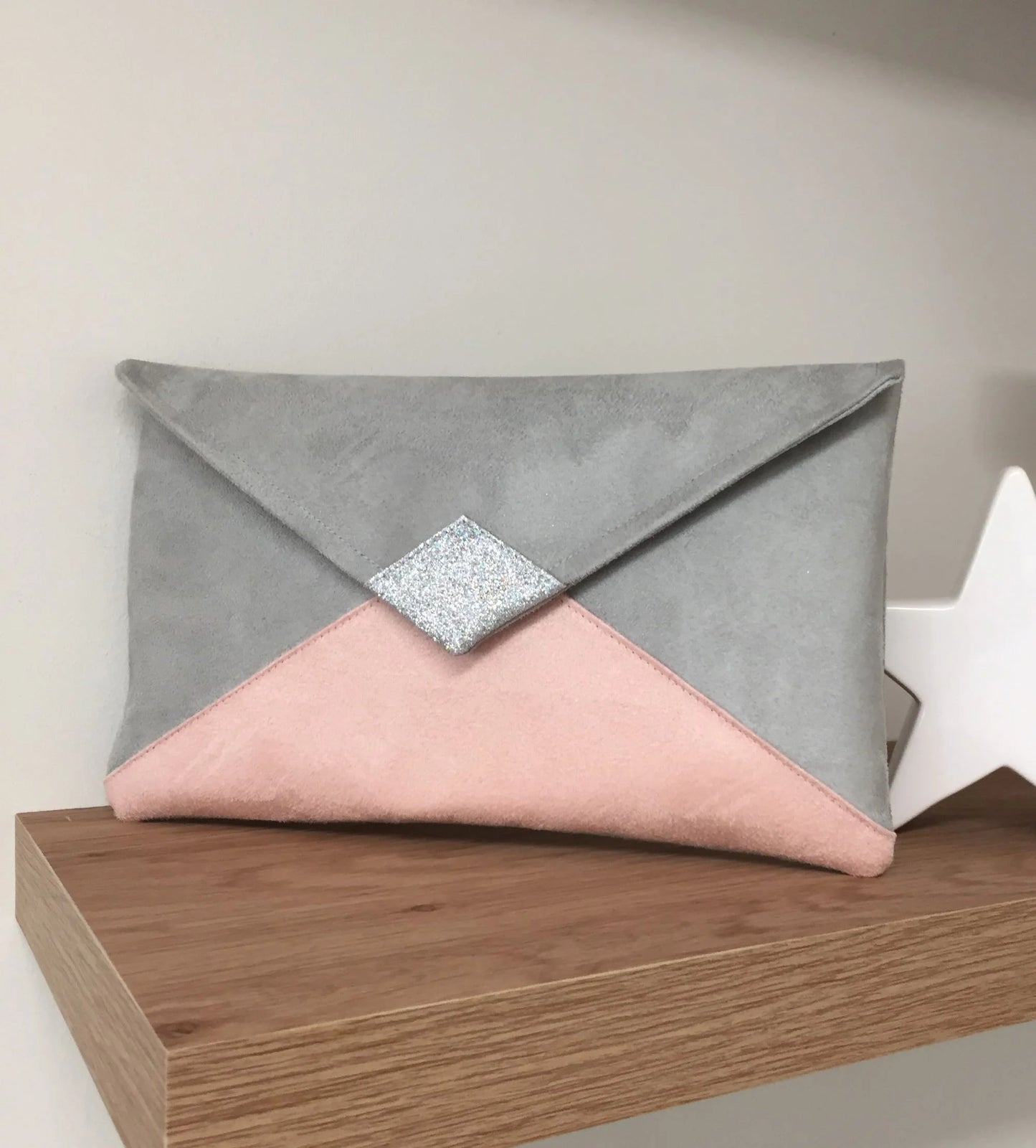 Le sac pochette Isa gris clair et rose poudré à paillettes argentées, sans chainette amovible