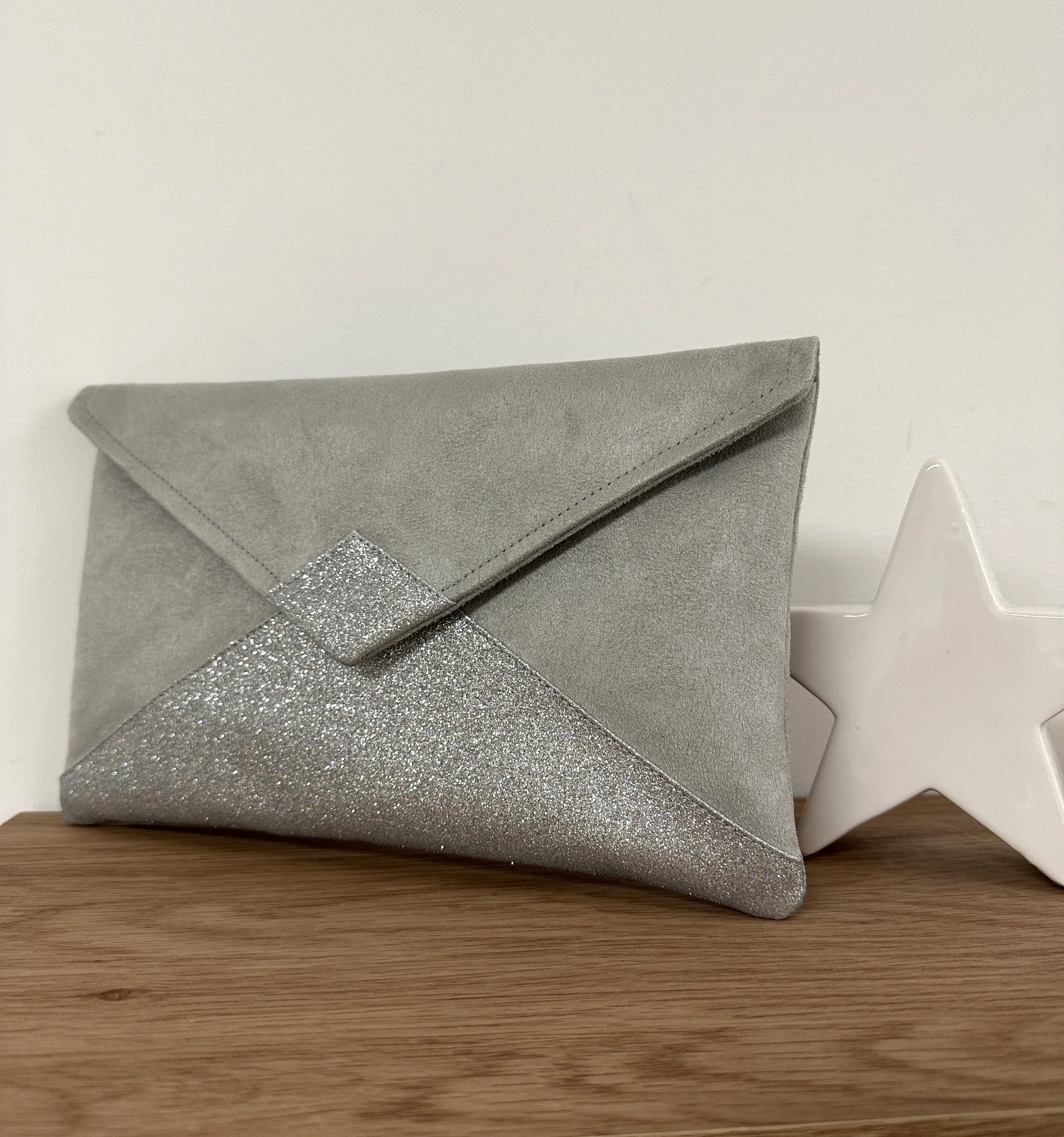 Le sac pochette Isa gris perle à paillettes argentées sans chainette.