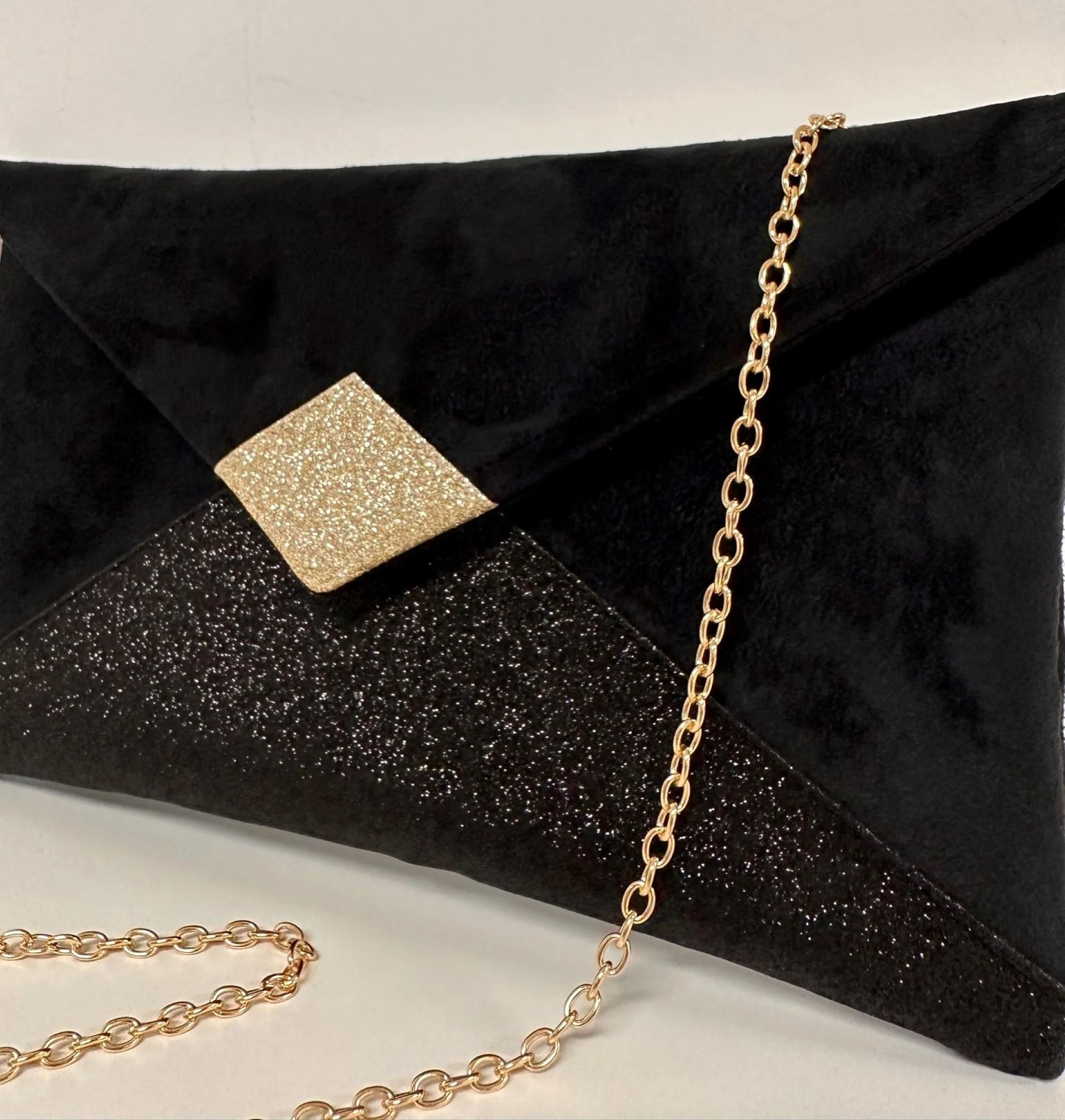 Vue détaillée du sac pochette Isa noir et doré à paillettes.