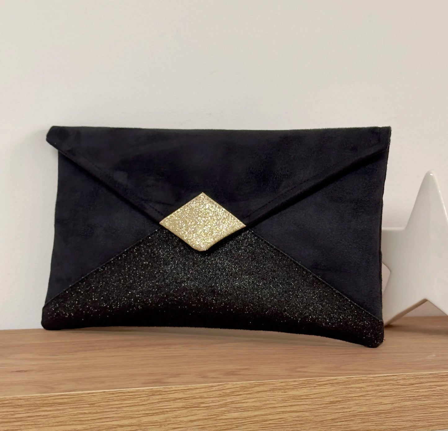 Le sac pochette Isa noir et doré à paillettes, sans chainette .