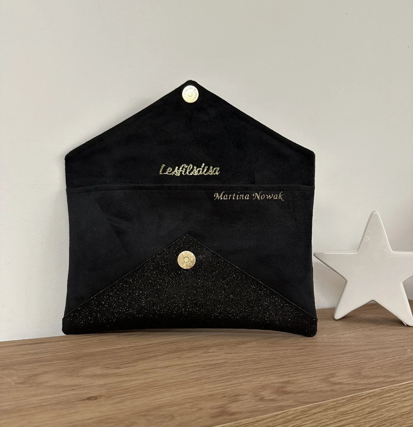 Exemple de personnalisation du sac pochette Isa noir et doré à paillettes.