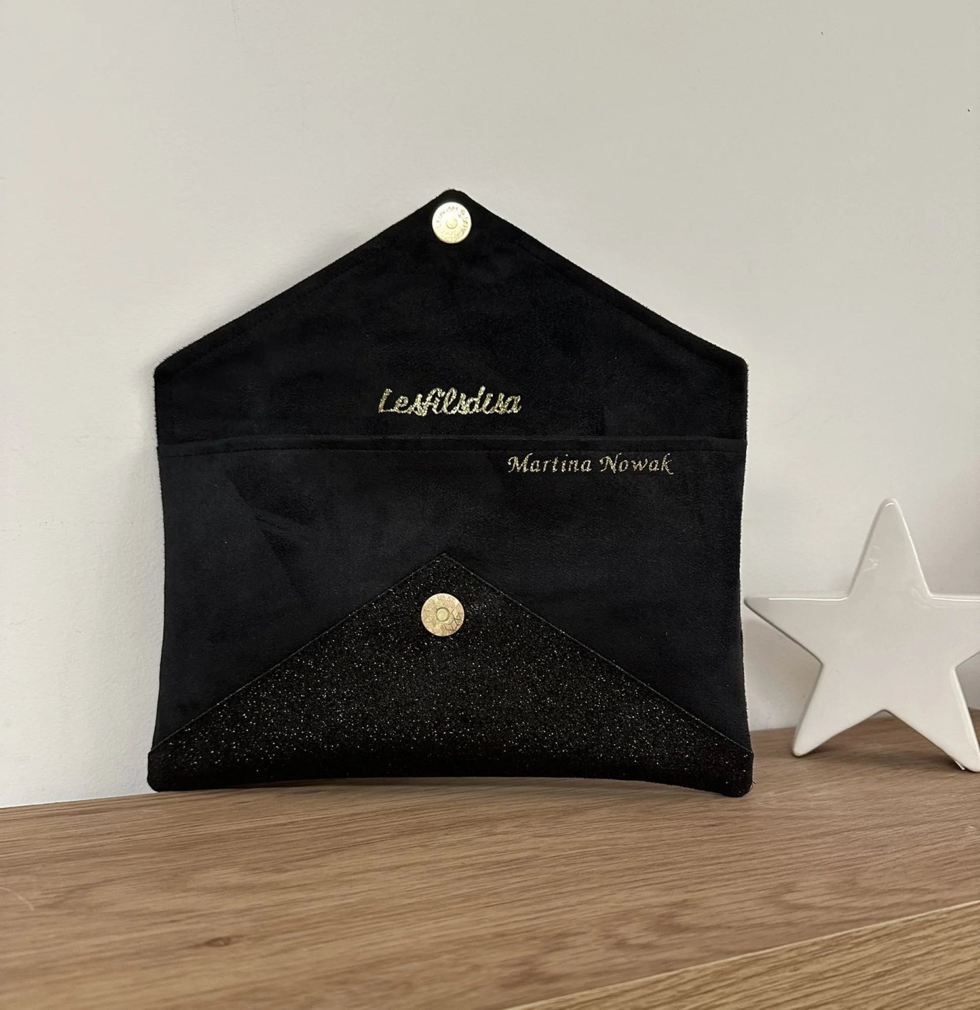 Exemple de personnalisation du sac pochette Isa noir et doré à paillettes.