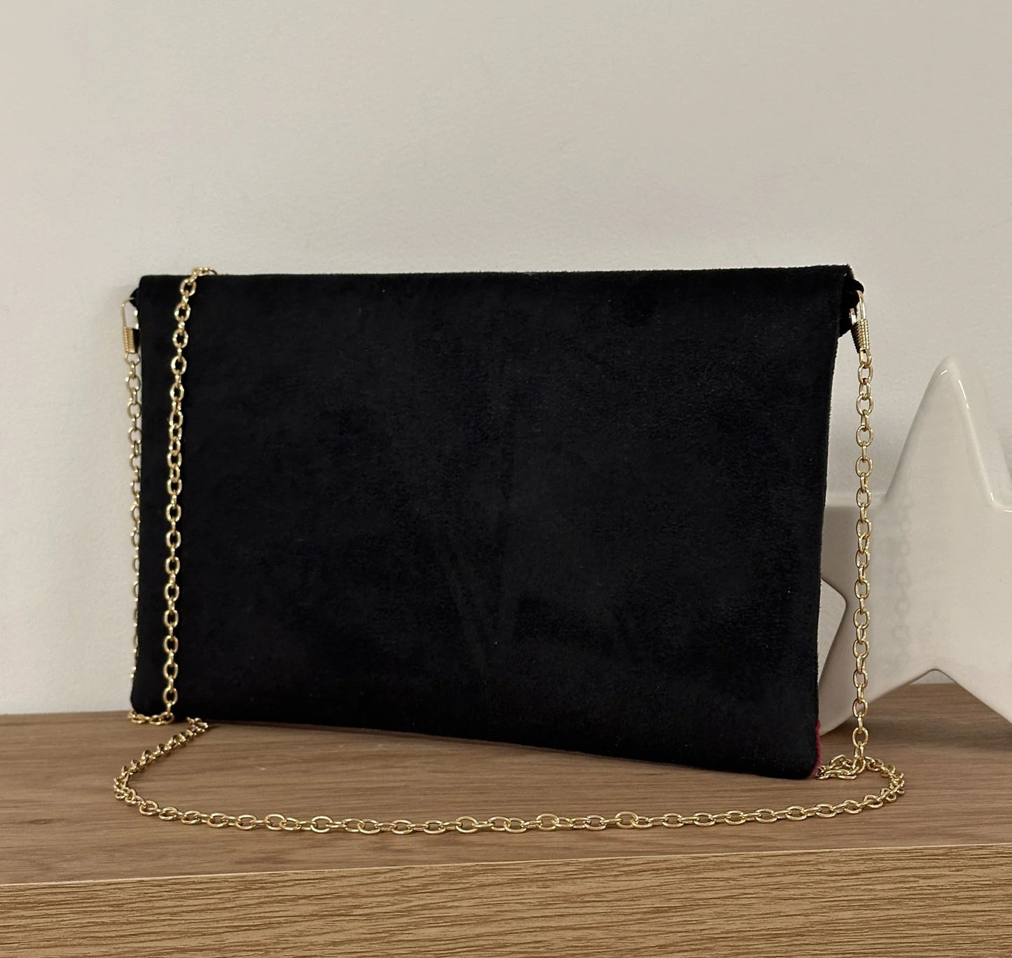 Vue arrière du sac pochette Isa noir et fuchsia à paillettes .
