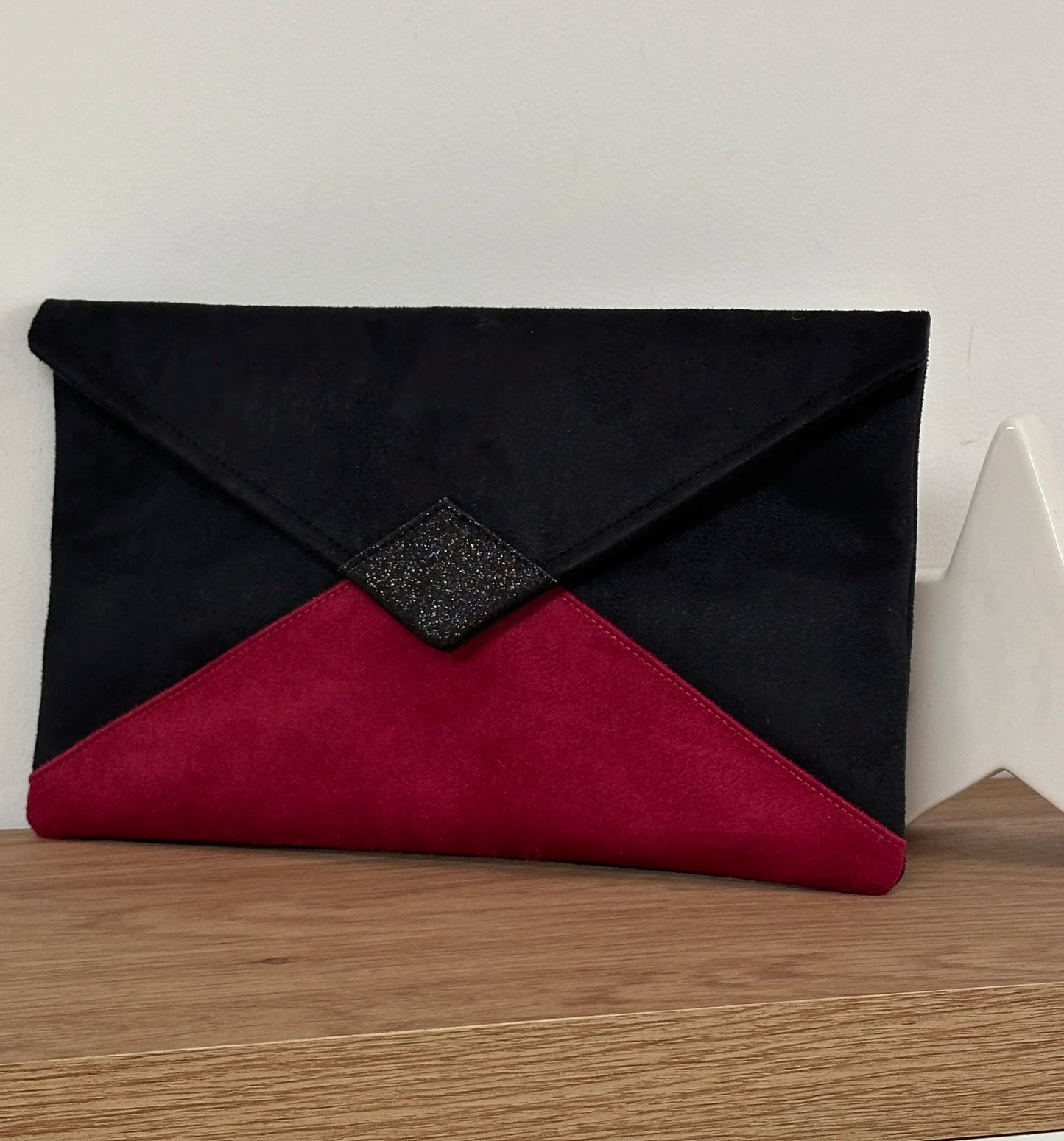 Le sac pochette Isa noir et fuchsia à paillettes sans chainette.