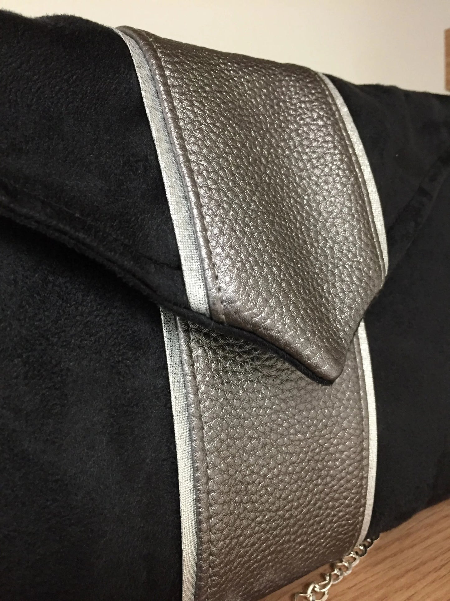 Vue détaillée du sac pochette Isa noir et gris irisé à liseré argenté.