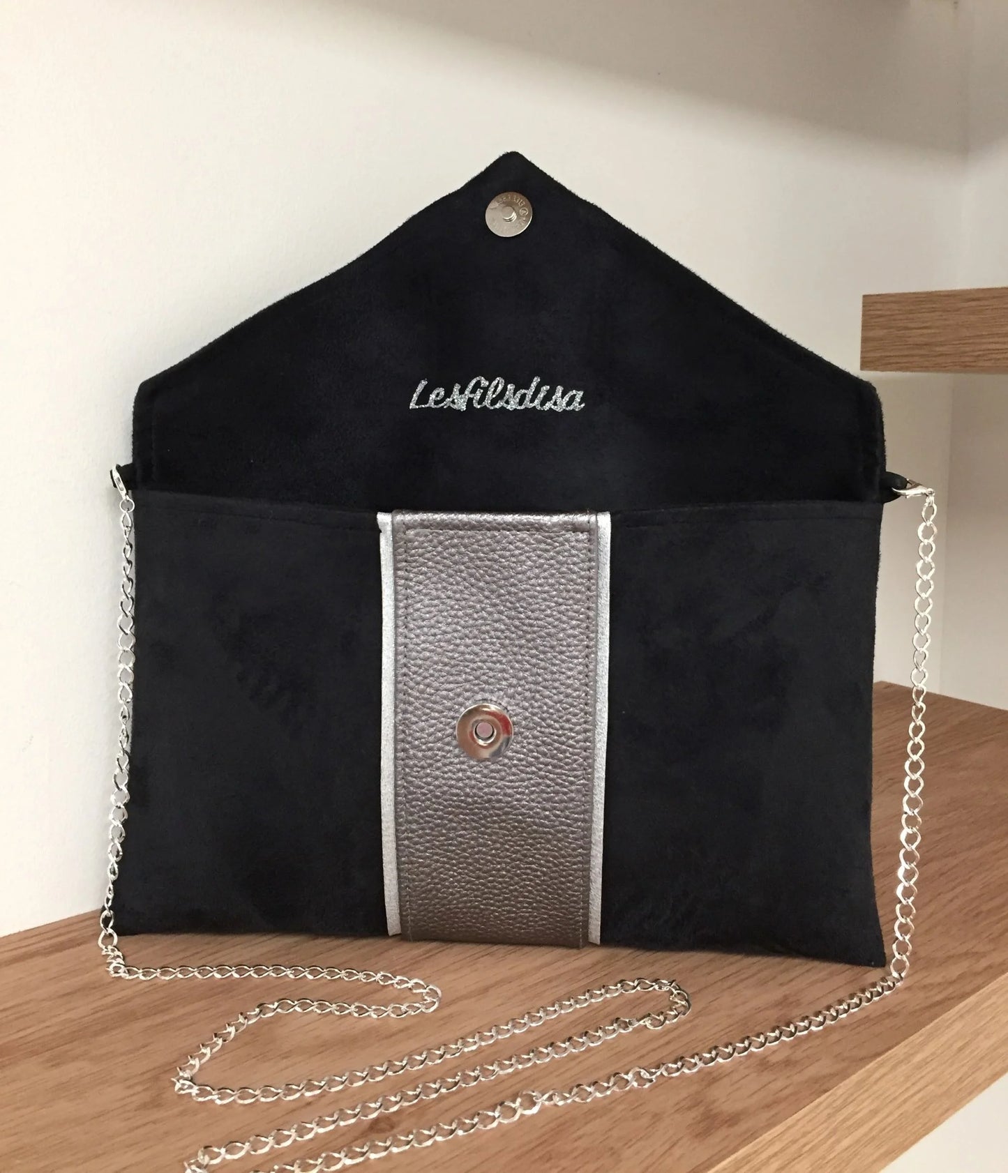 Le sac pochette Isa noir et gris irisé à liseré argenté, ouvert.