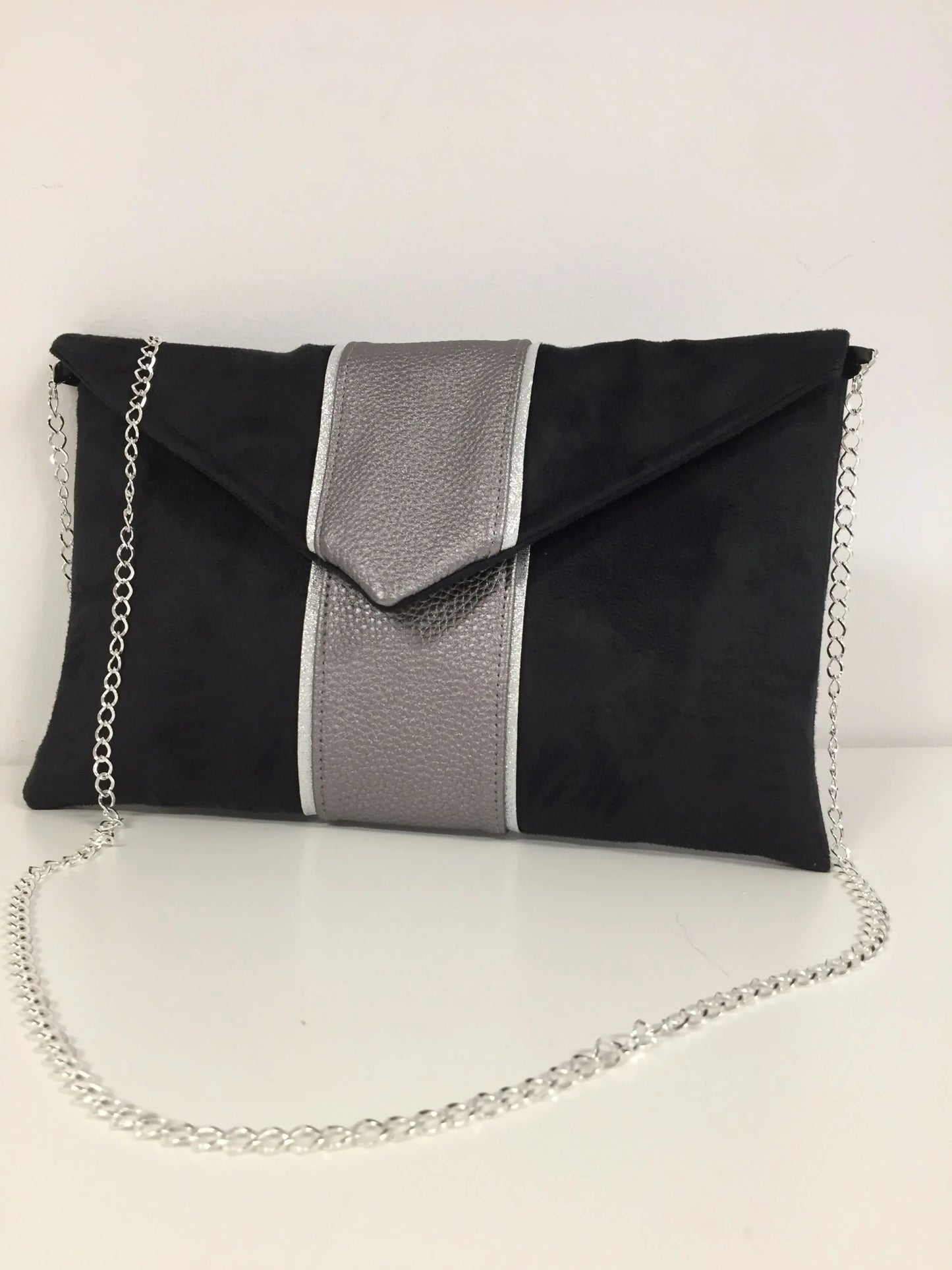 Le sac pochette Isa noir et gris irisé à liseré argenté, face avant.