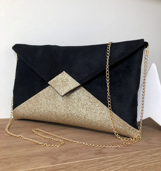 Le sac pochette Isa noir à paillettes dorées, avec chainette amovible.