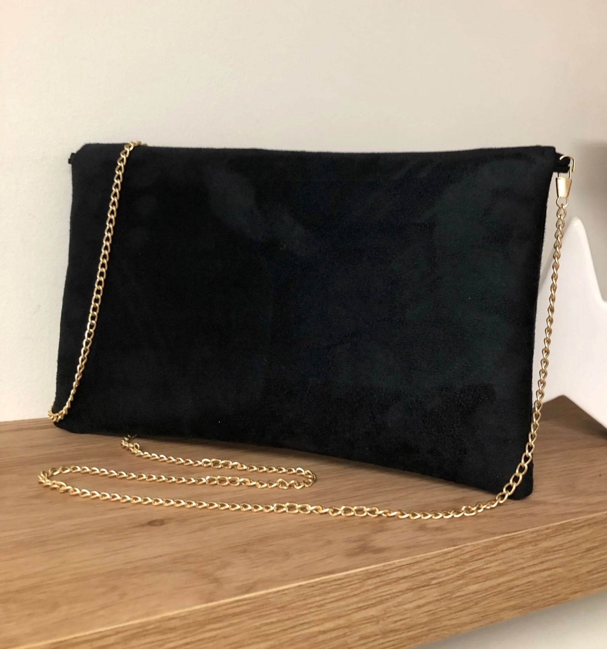 Le sac pochette Isa noir à paillettes noires de dos, avec chainette dorée