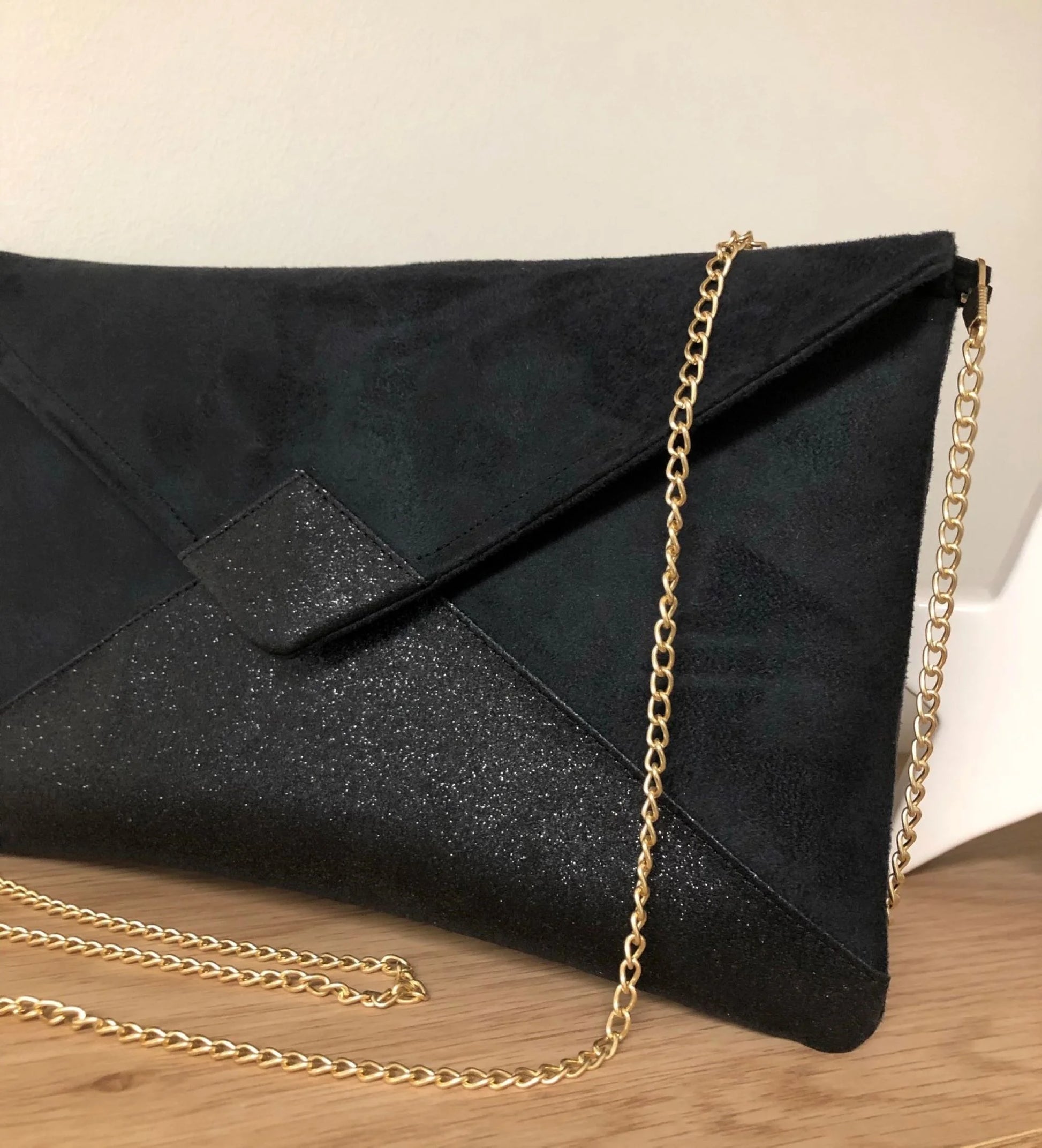 Vue de détail du sac pochette Isa noir à paillettes noires, avec chainette dorée