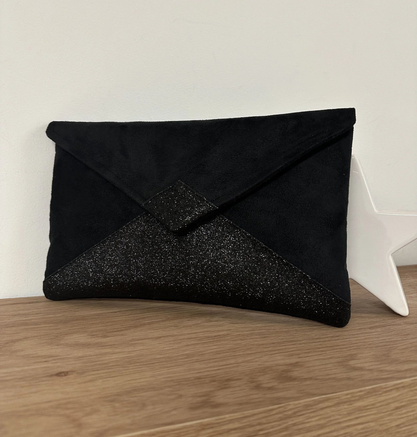 Le sac pochette Isa noir à paillettes noires sans chainette.
