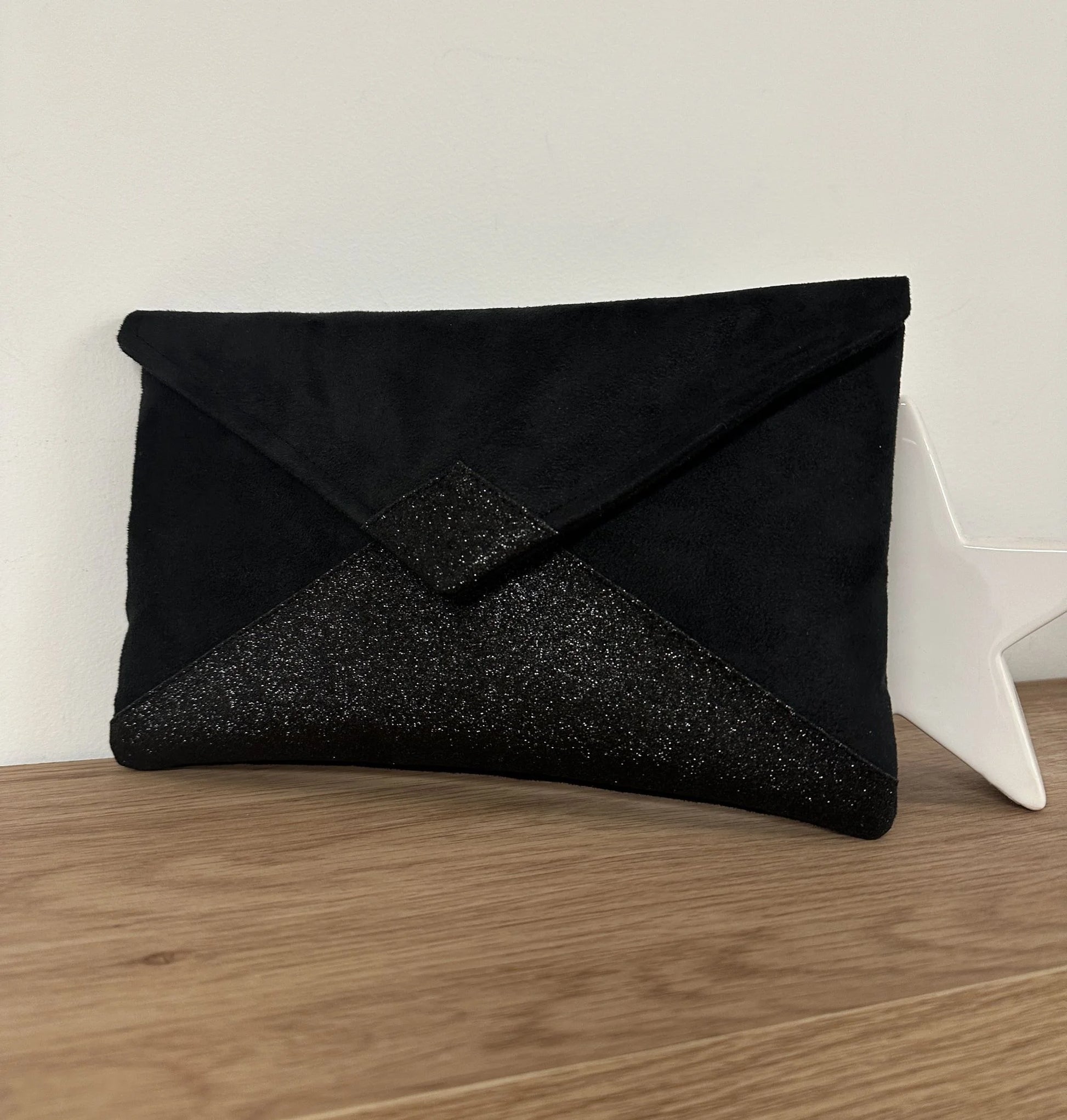 Le sac pochette Isa noir à paillettes noires sans chainette.