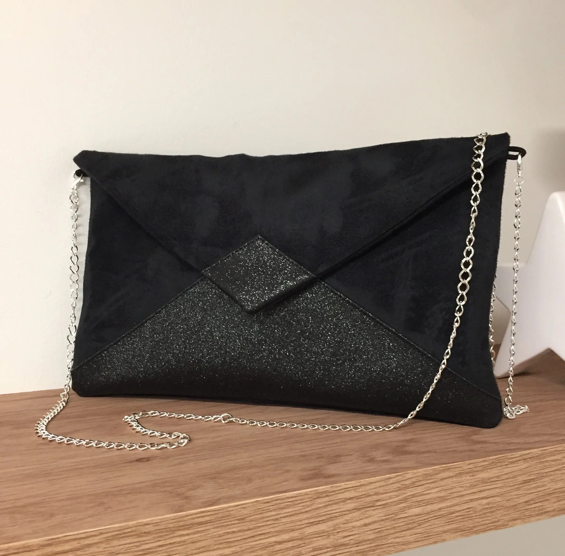 Le sac pochette Isa noir à paillettes noires et chainette argentée