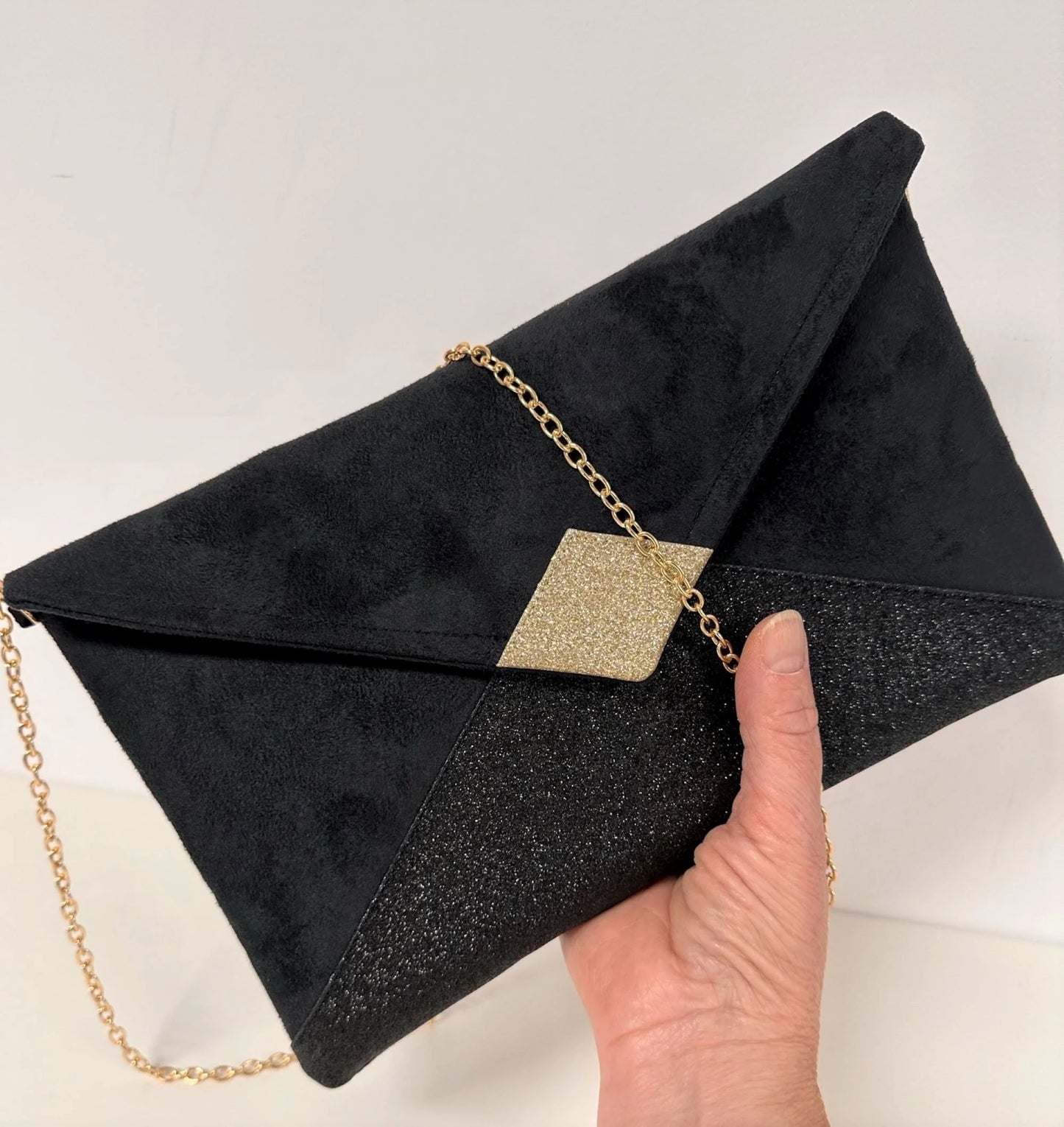 Taille du sac pochette Isa porté à la main