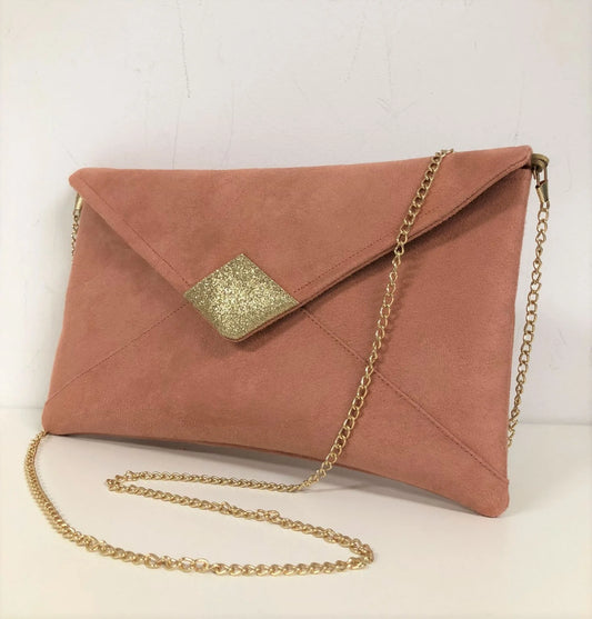 Le sac pochette Isa rose saumon à paillettes dorées, avec chainette amovible.