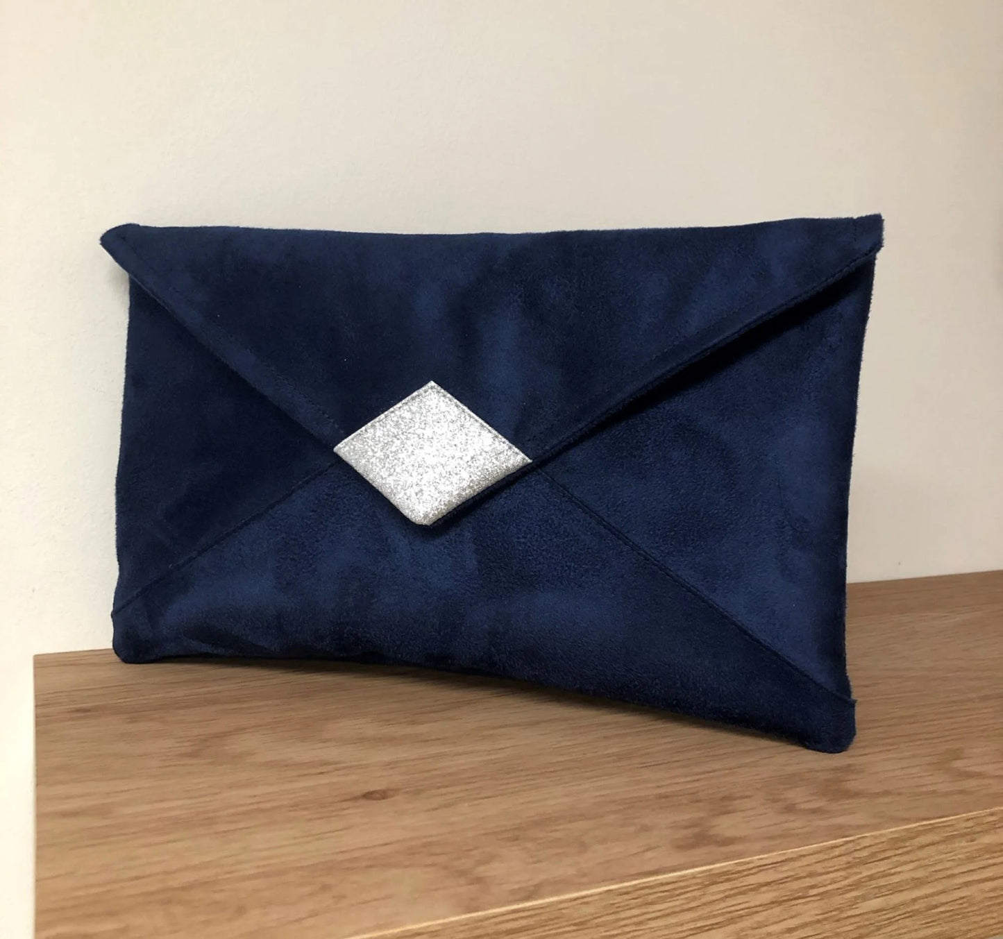 Le sac pochette Isa en suédine bleu marine avec paillettes argentées sans chainette.