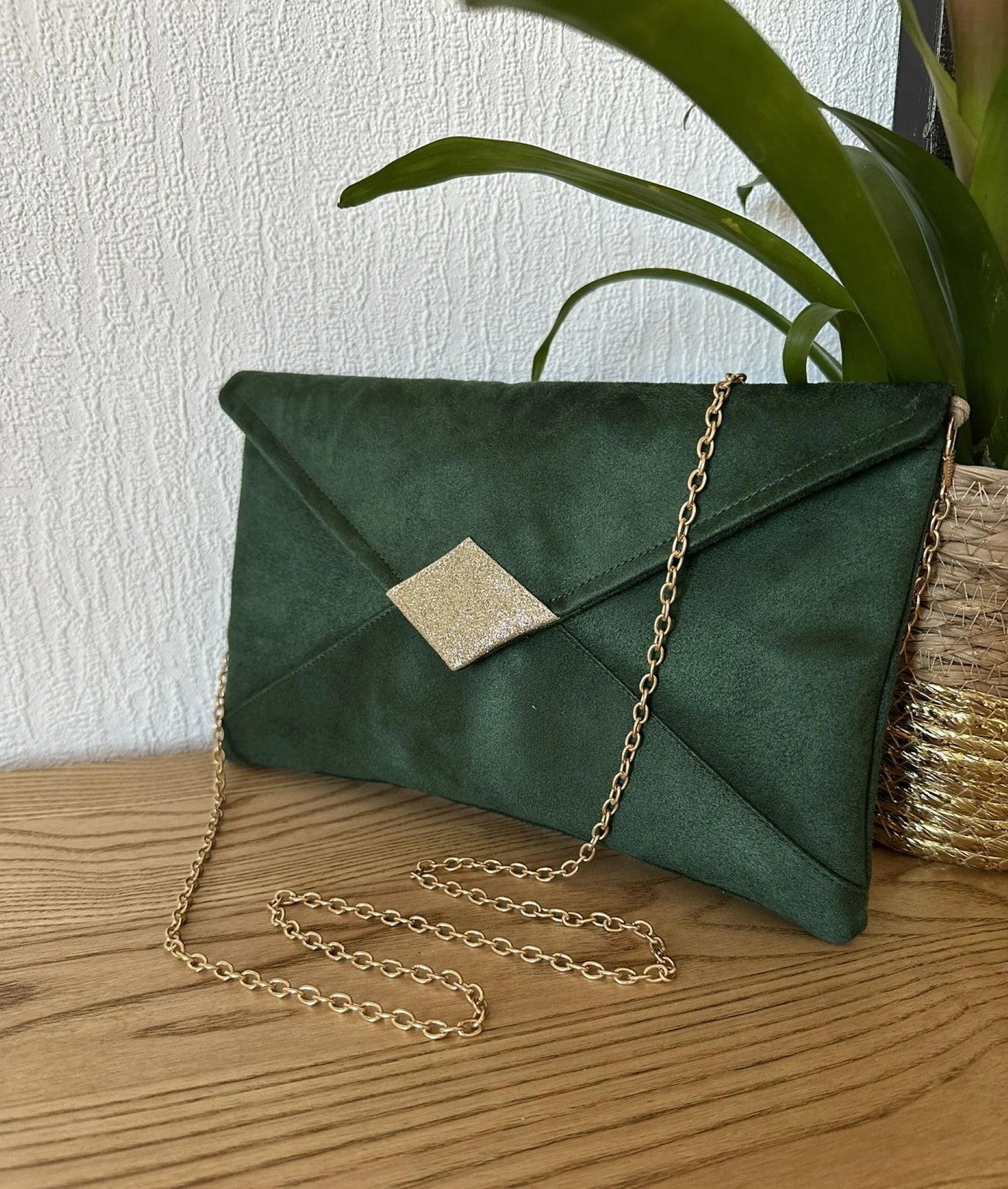 Face avant du sac pochette Isa vert sapin et paillettes dorées.