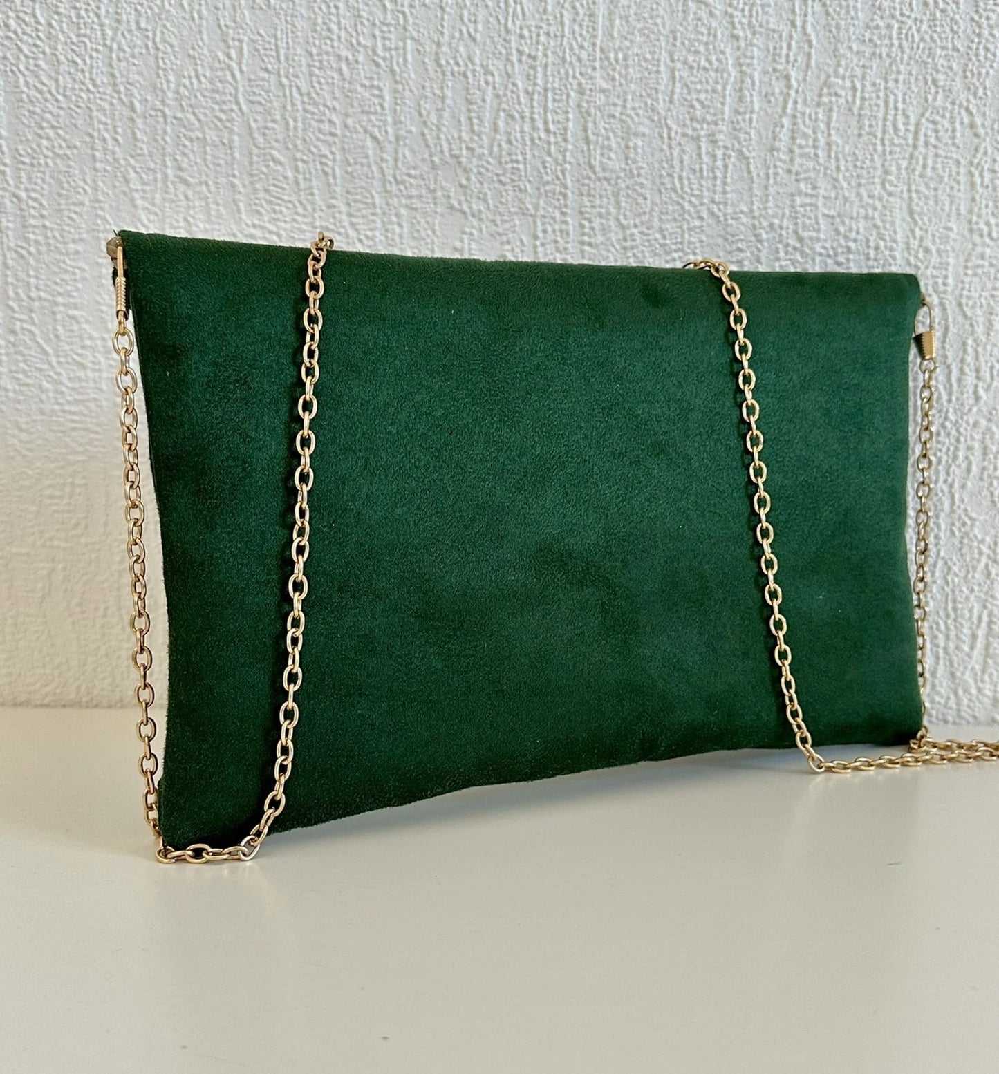 Le dos du sac pochette Isa vert sapin et paillettes dorées.
