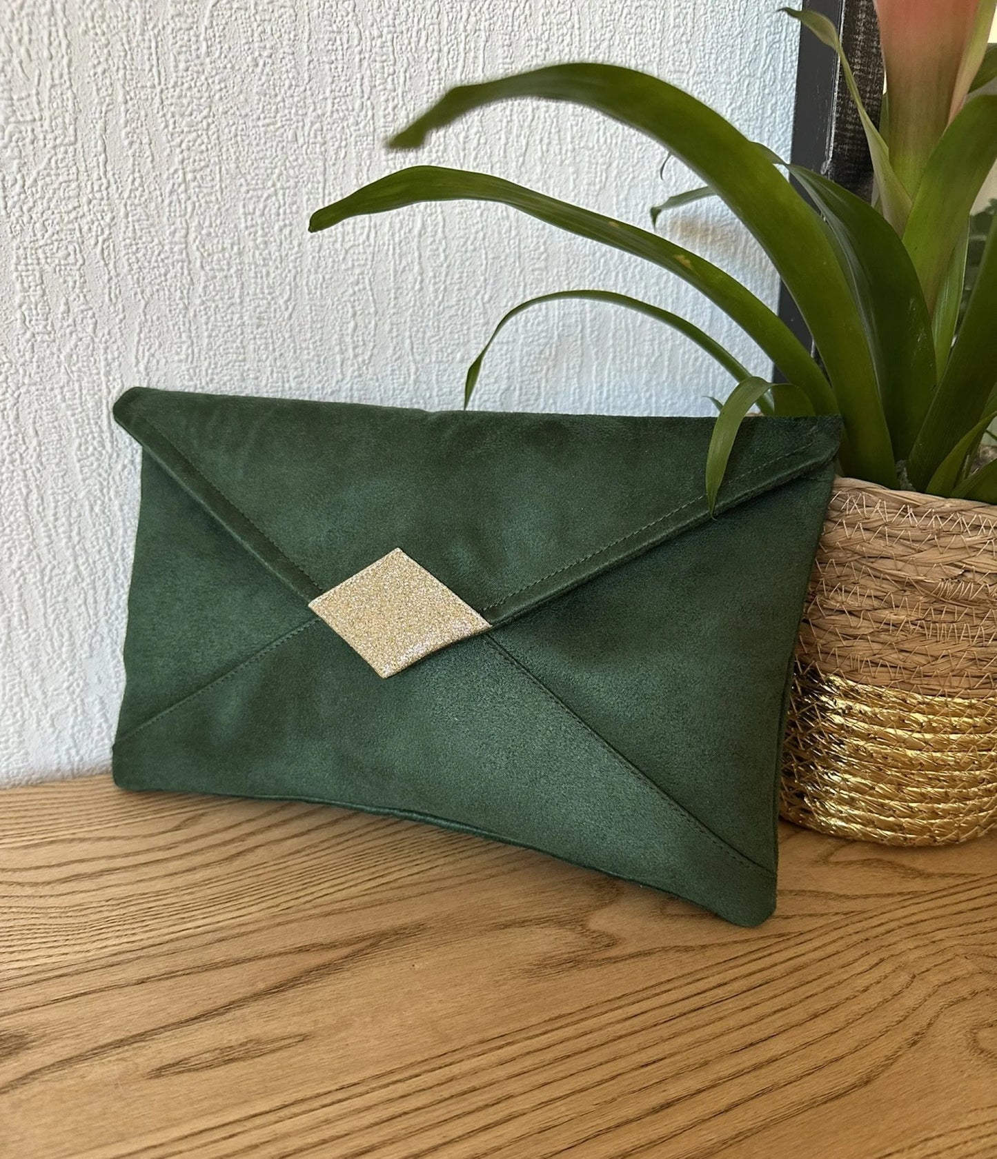 Le sac pochette Isa vert sapin et paillettes dorées sans chainette.