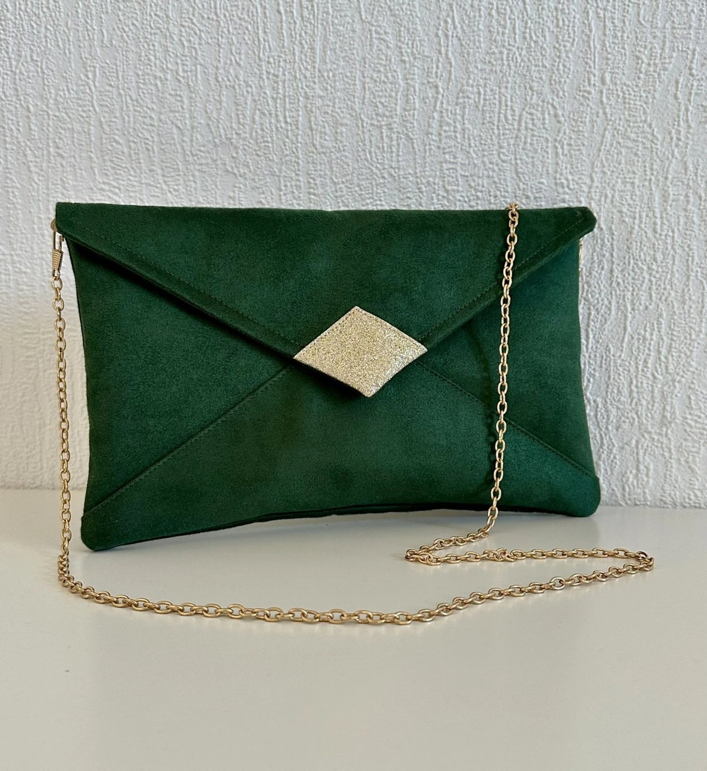 Le sac pochette Isa vert sapin et paillettes dorées, avec chainette amovible.