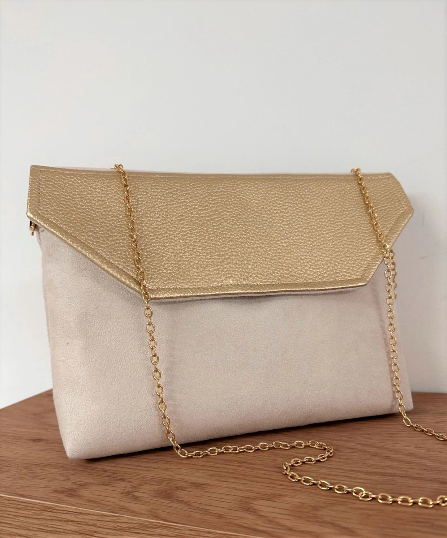 la pochette Isa zippée ivoire et dorée