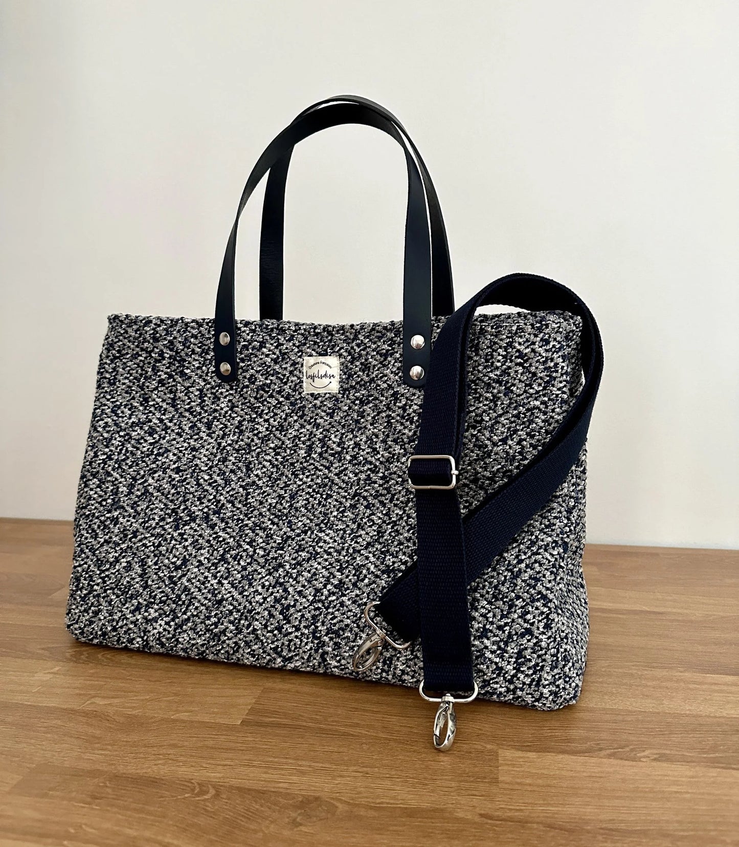 Le sac shopper bleu chiné avec sa bandoulière amovible.
