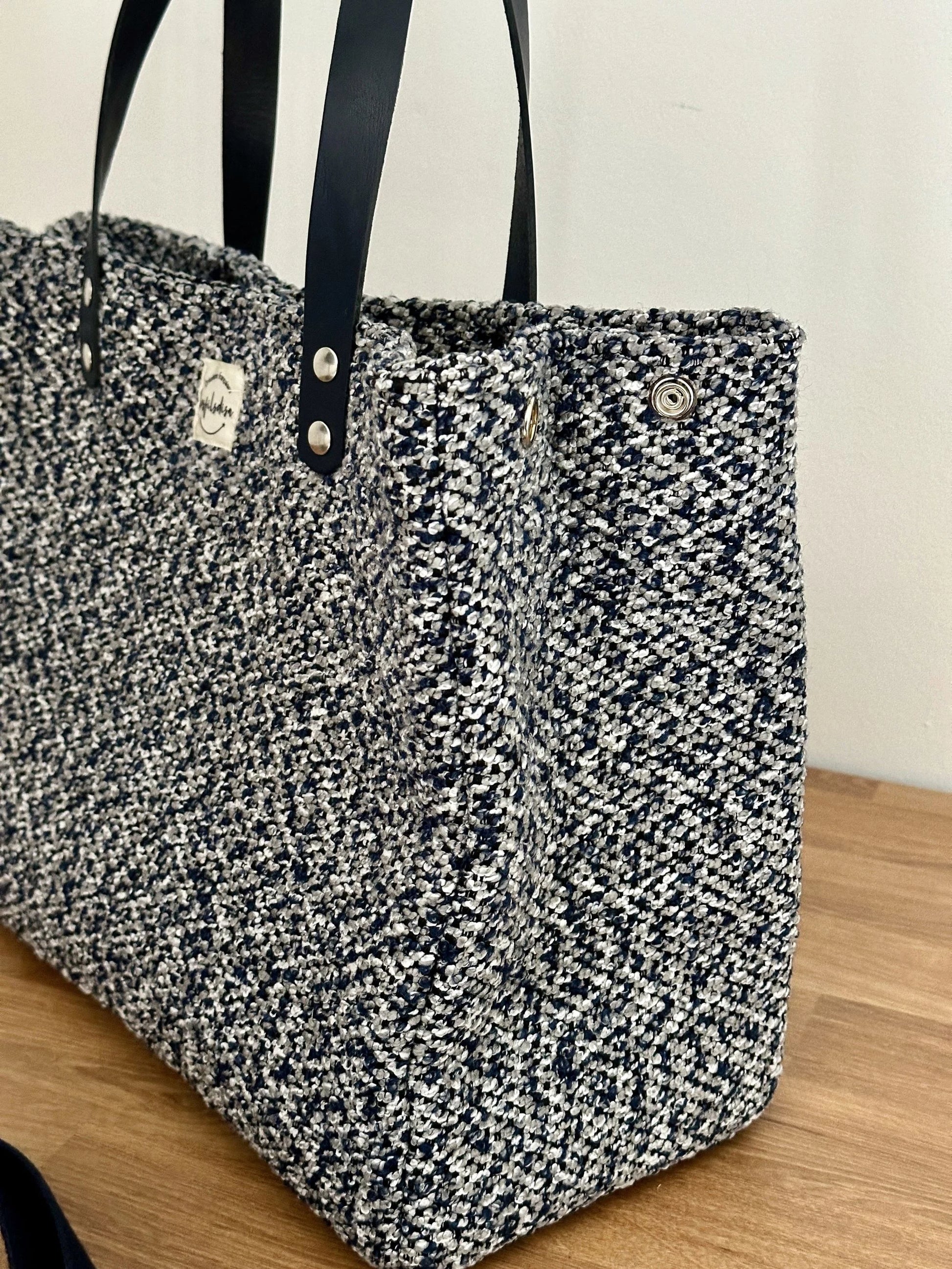 Vue latérale du sac shopper bleu chiné, avec bouton pression.