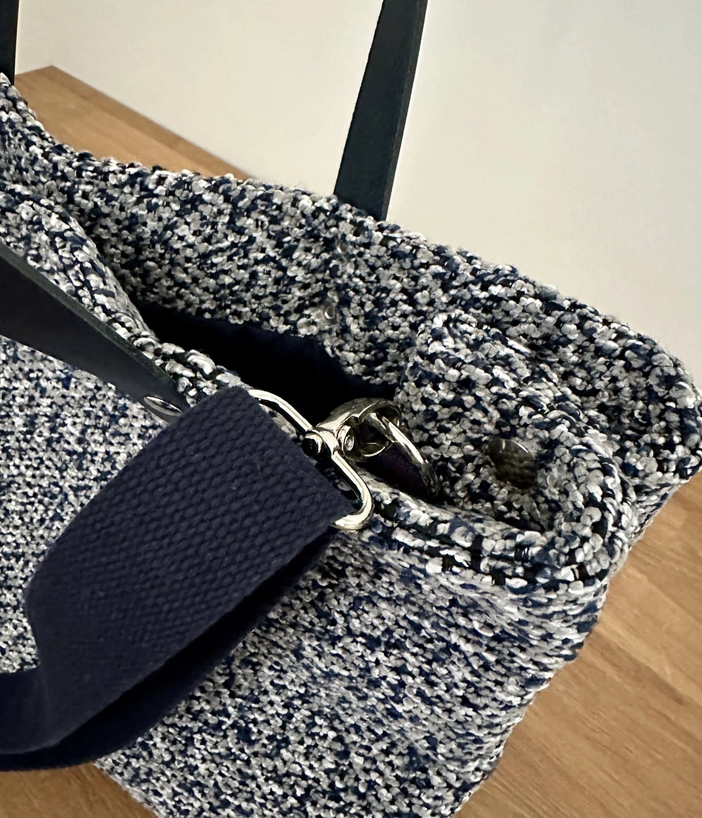 Le système d'accroche intérieure du sac shopper bleu chiné.