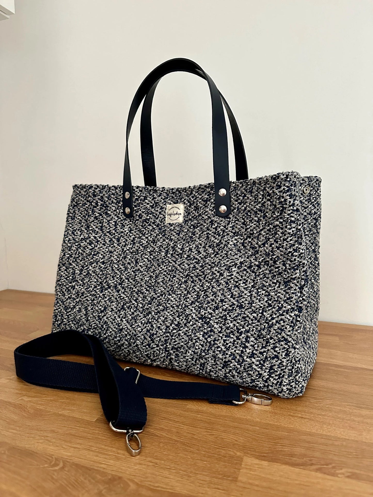 Le sac shopper bleu chiné avec bandoulière détachée.