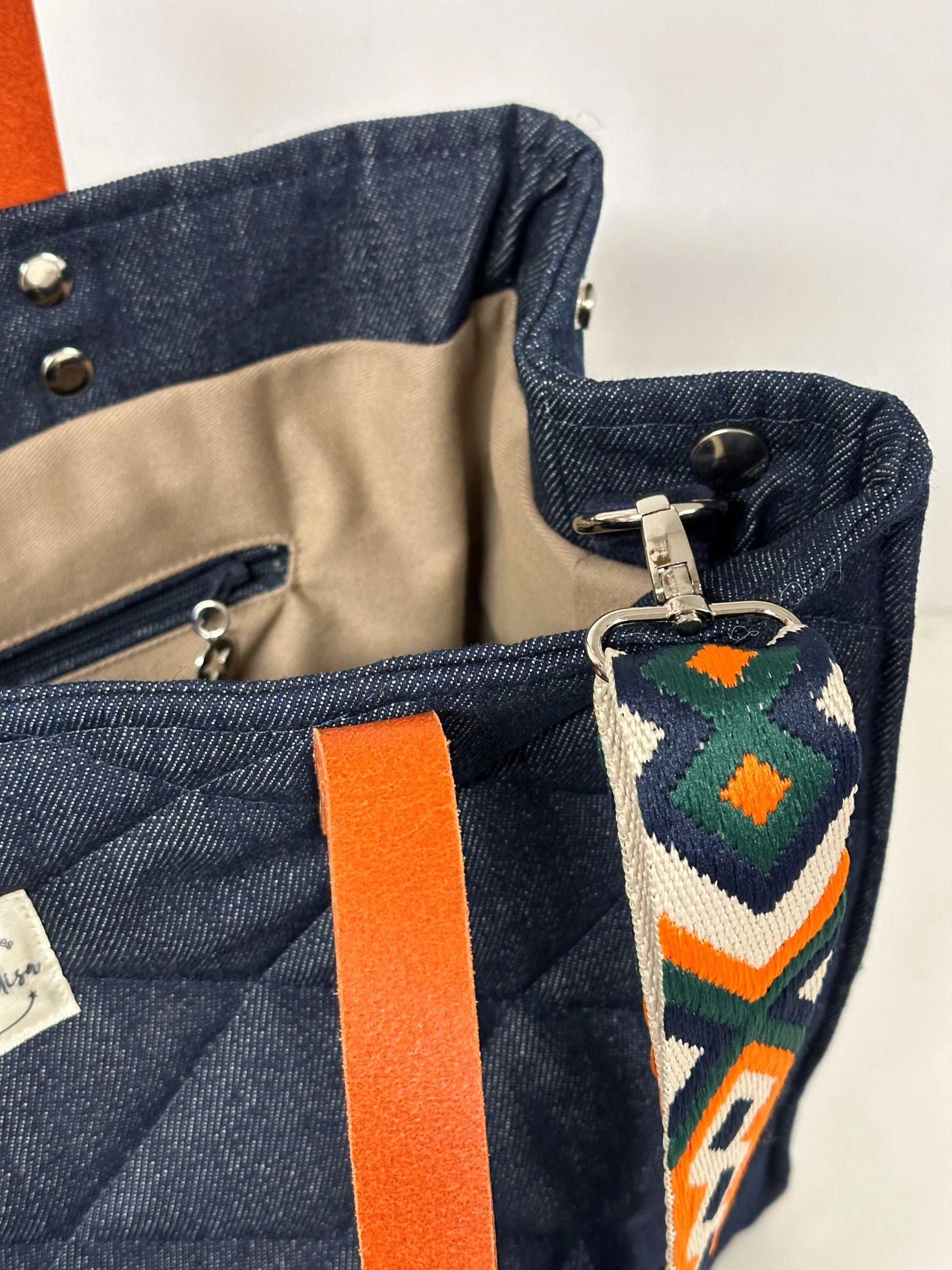 Vue intérieure de l'accroche de l'anse amovible du sac Shopper en denim.
