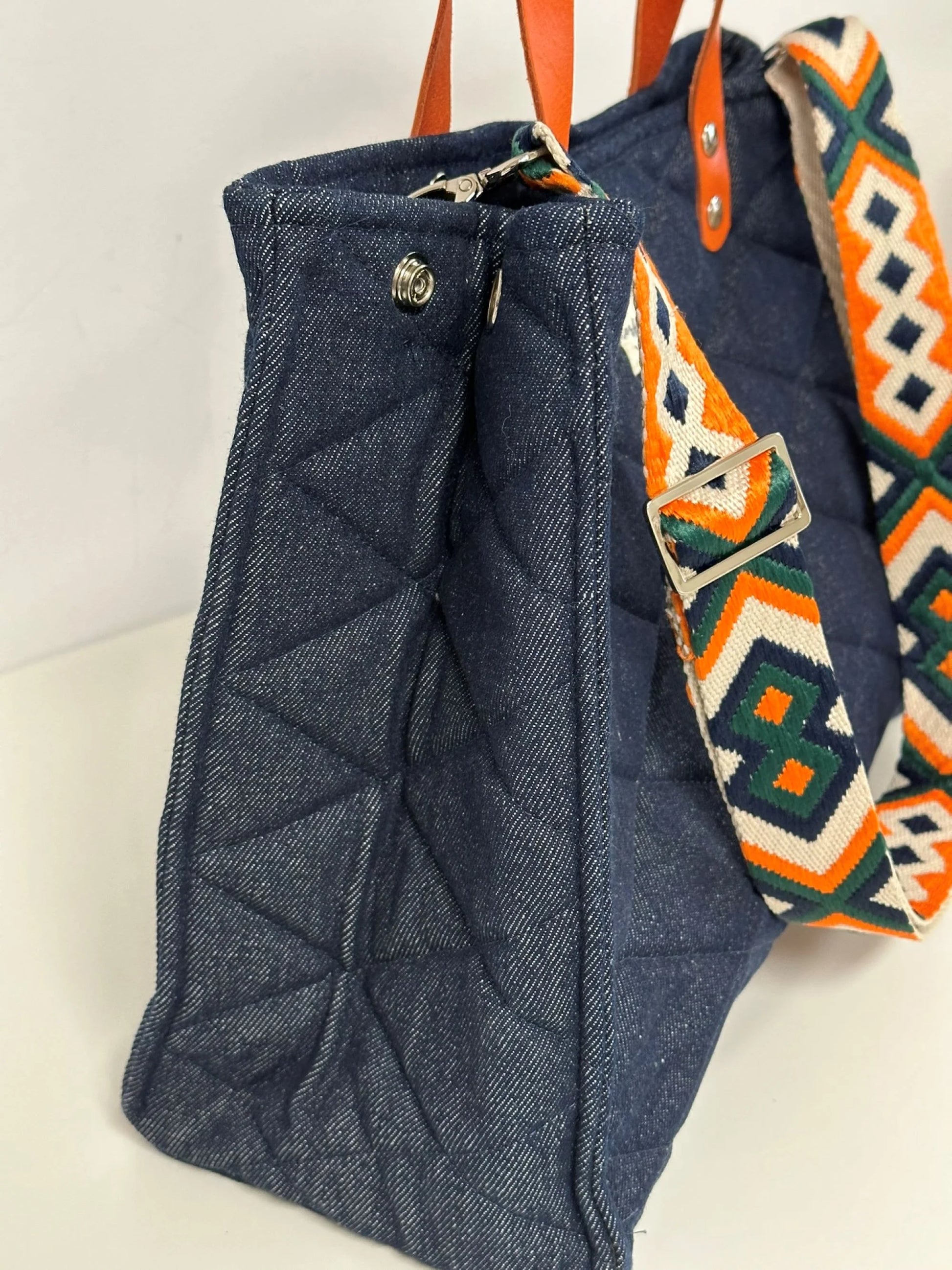 Vue latérale du sac Shopper en denim et cuir orange.