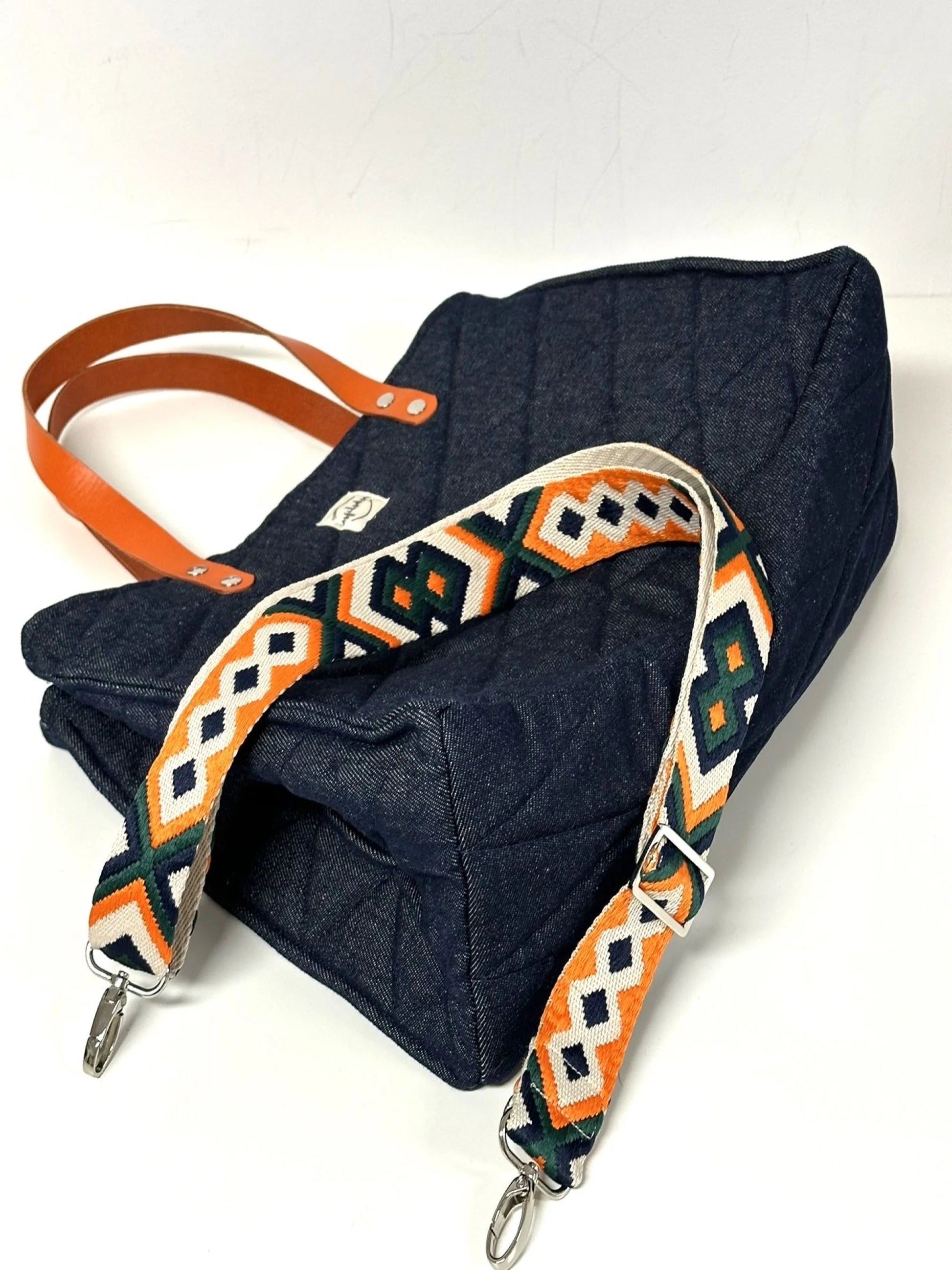 Le fond du sac Shopper en denim et cuir orange.
