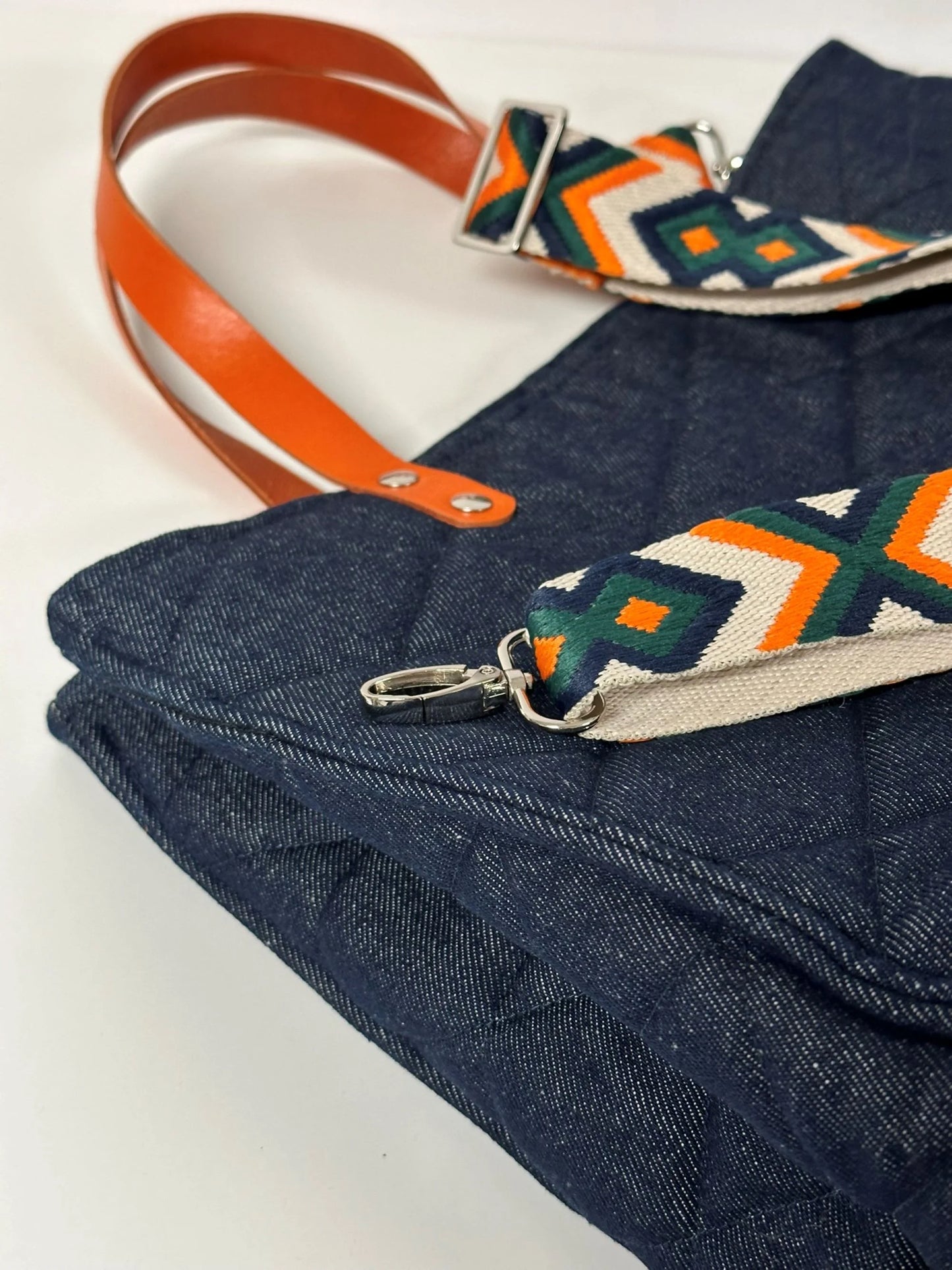 La bandoulière multicolore amovible du sac Shopper en denim et cuir orange.